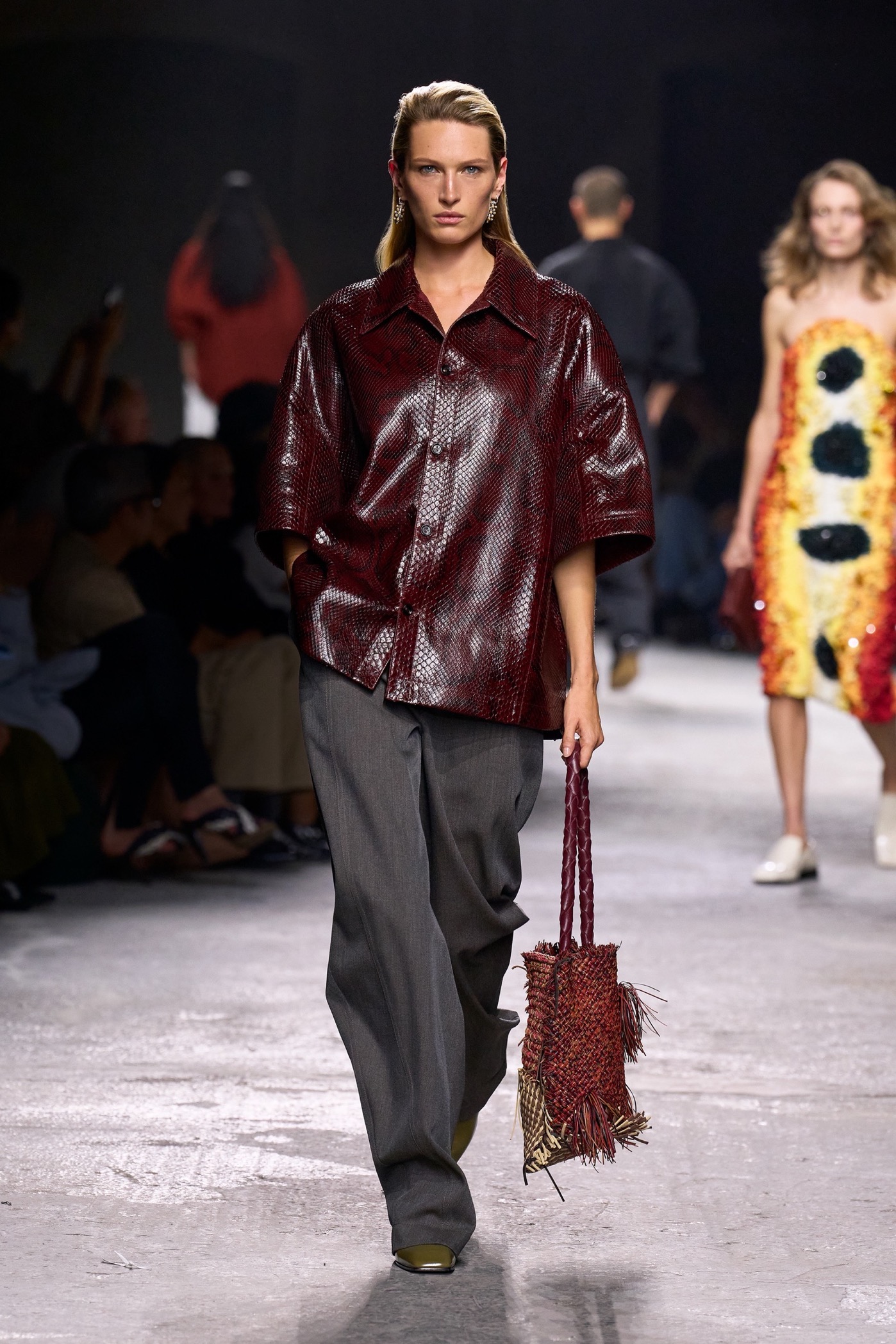 Bottega Veneta SS25: Ένα σόου για τα παιδιά που δεν μεγαλώνουν ποτέ-3