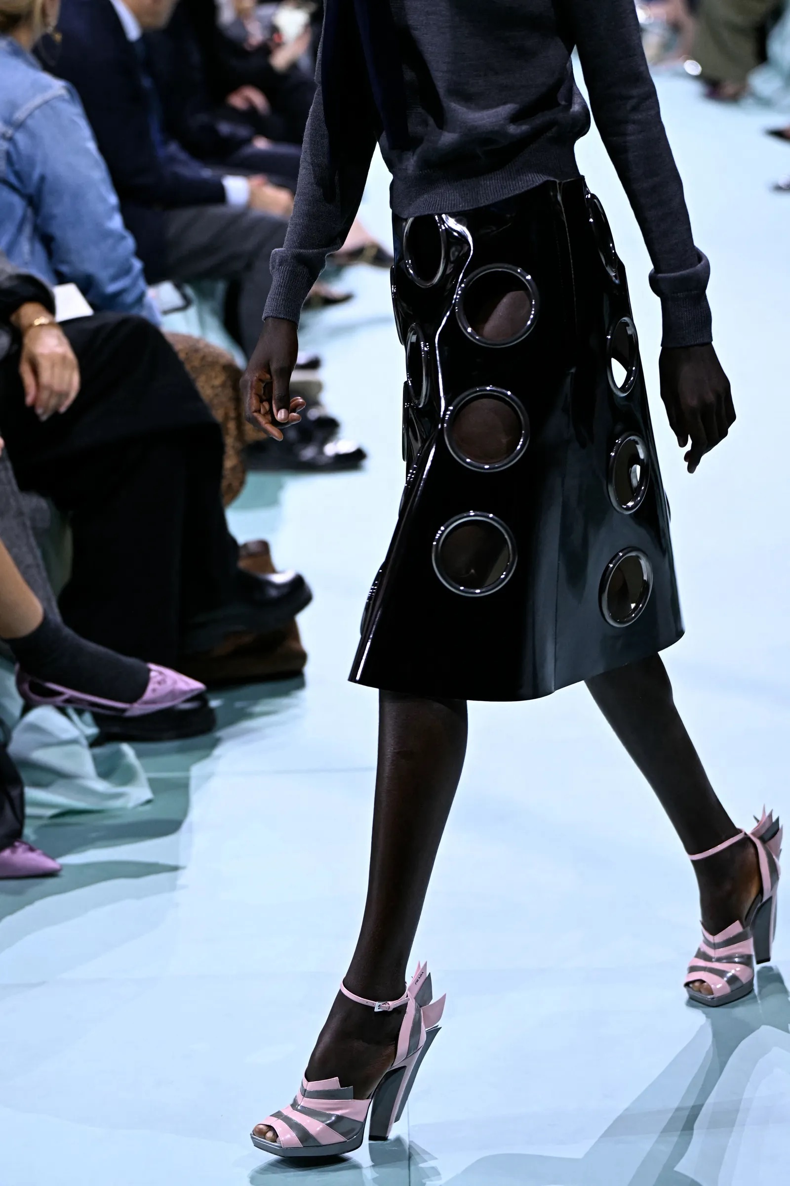 Prada SS25: Τα old classics του οίκου επιστρέφουν με το βλέμμα του τώρα-6