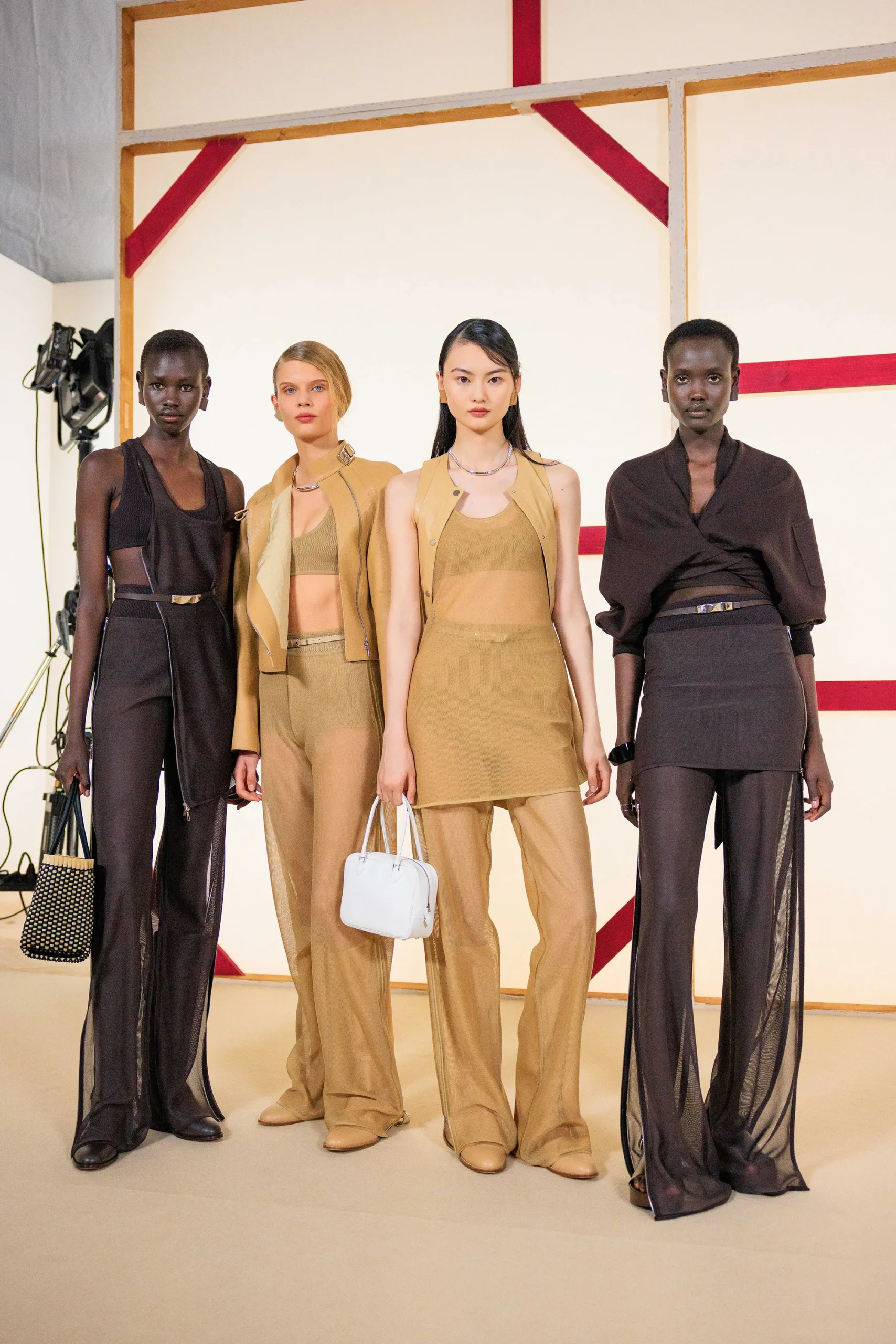 Εβδομάδα Μόδας Παρισιού SS25: Οι κορυφαίες backstage στιγμές-25