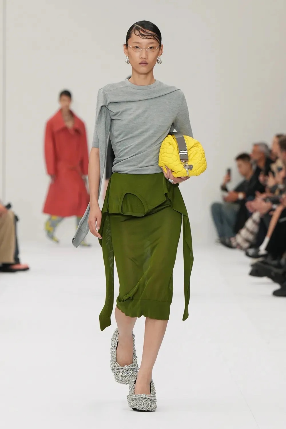 Acne Studios SS25: Νέοι όγκοι, σχήματα και σιλουέτες-2
