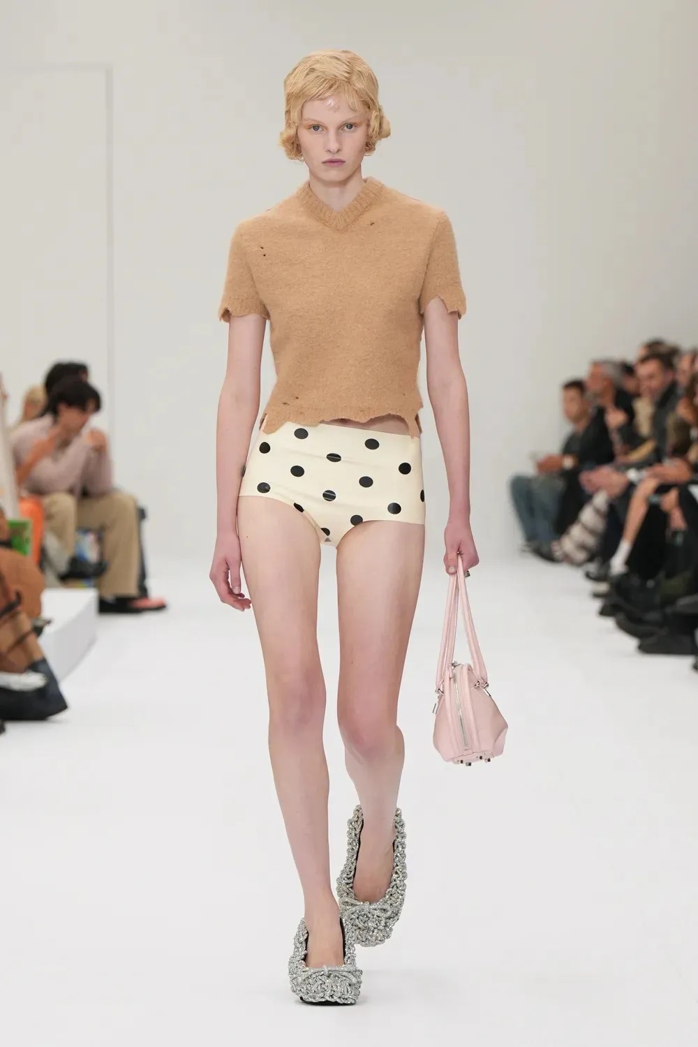 Acne Studios SS25: Νέοι όγκοι, σχήματα και σιλουέτες-1
