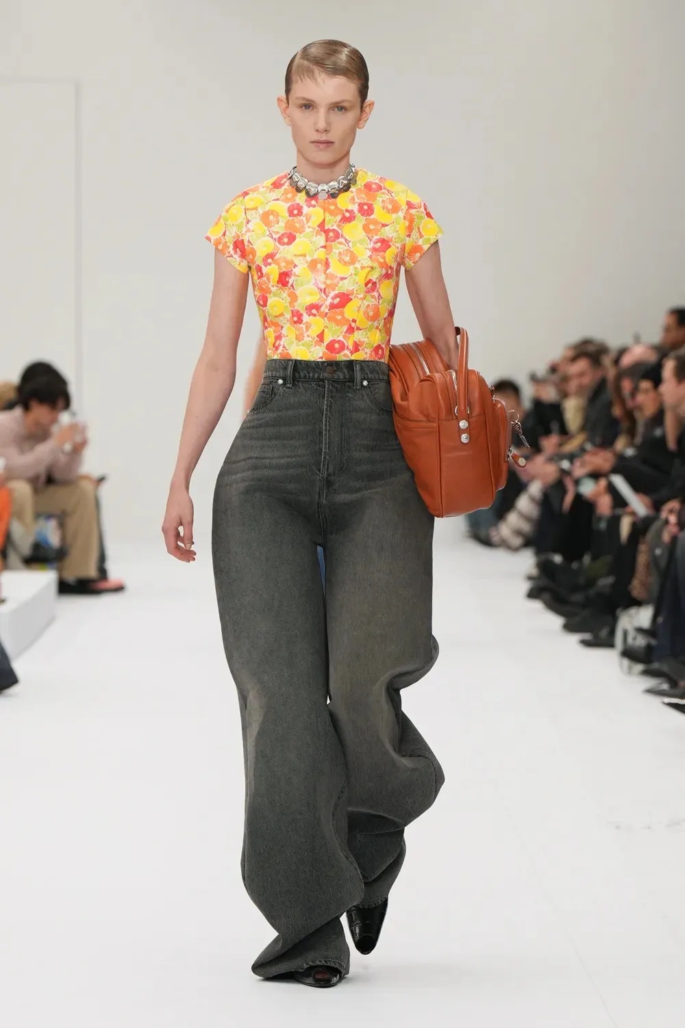 Acne Studios SS25: Νέοι όγκοι, σχήματα και σιλουέτες-3