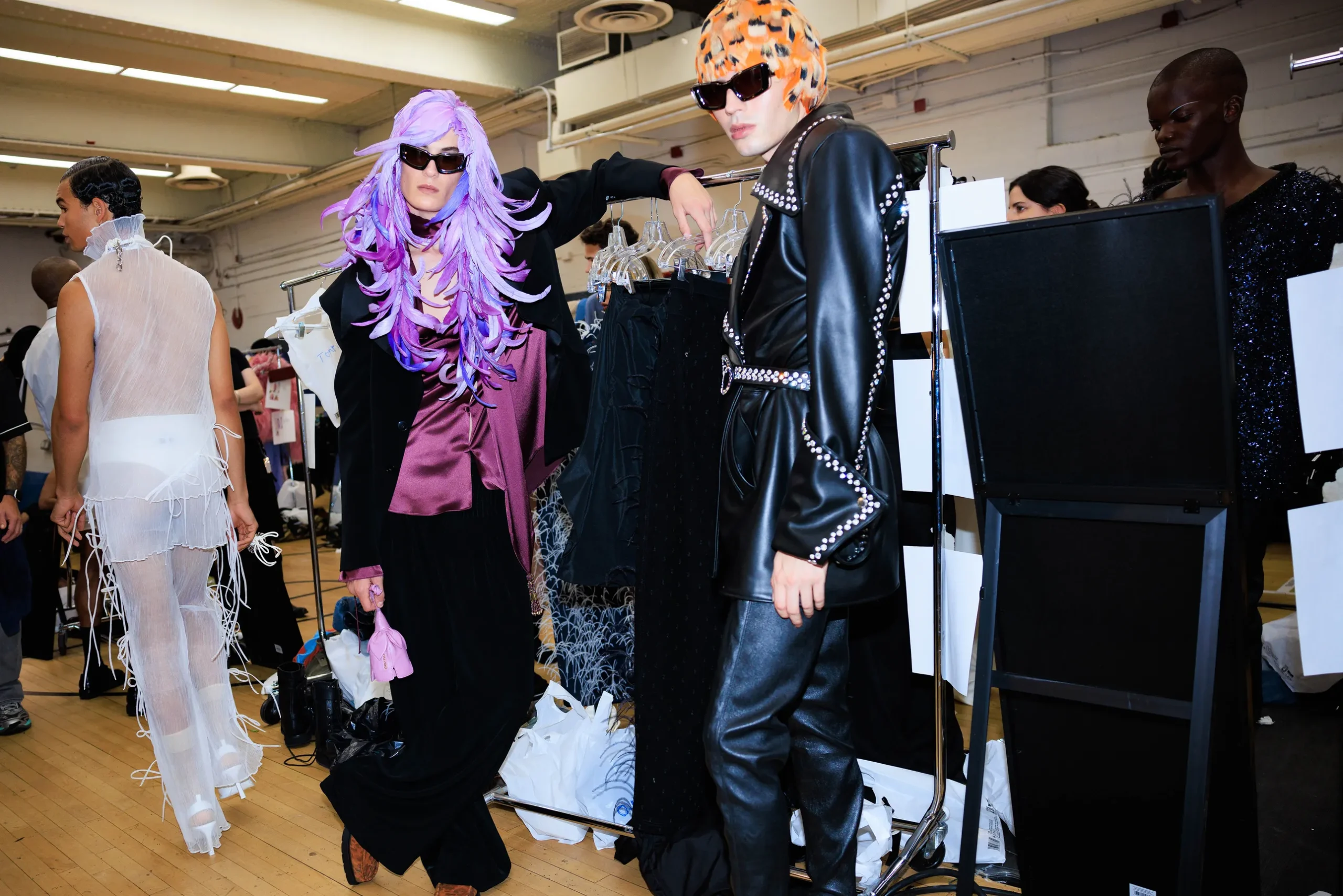 Εβδομάδα Μόδας Νέας Υόρκης SS25: Οι κορυφαίες backstage στιγμές-49