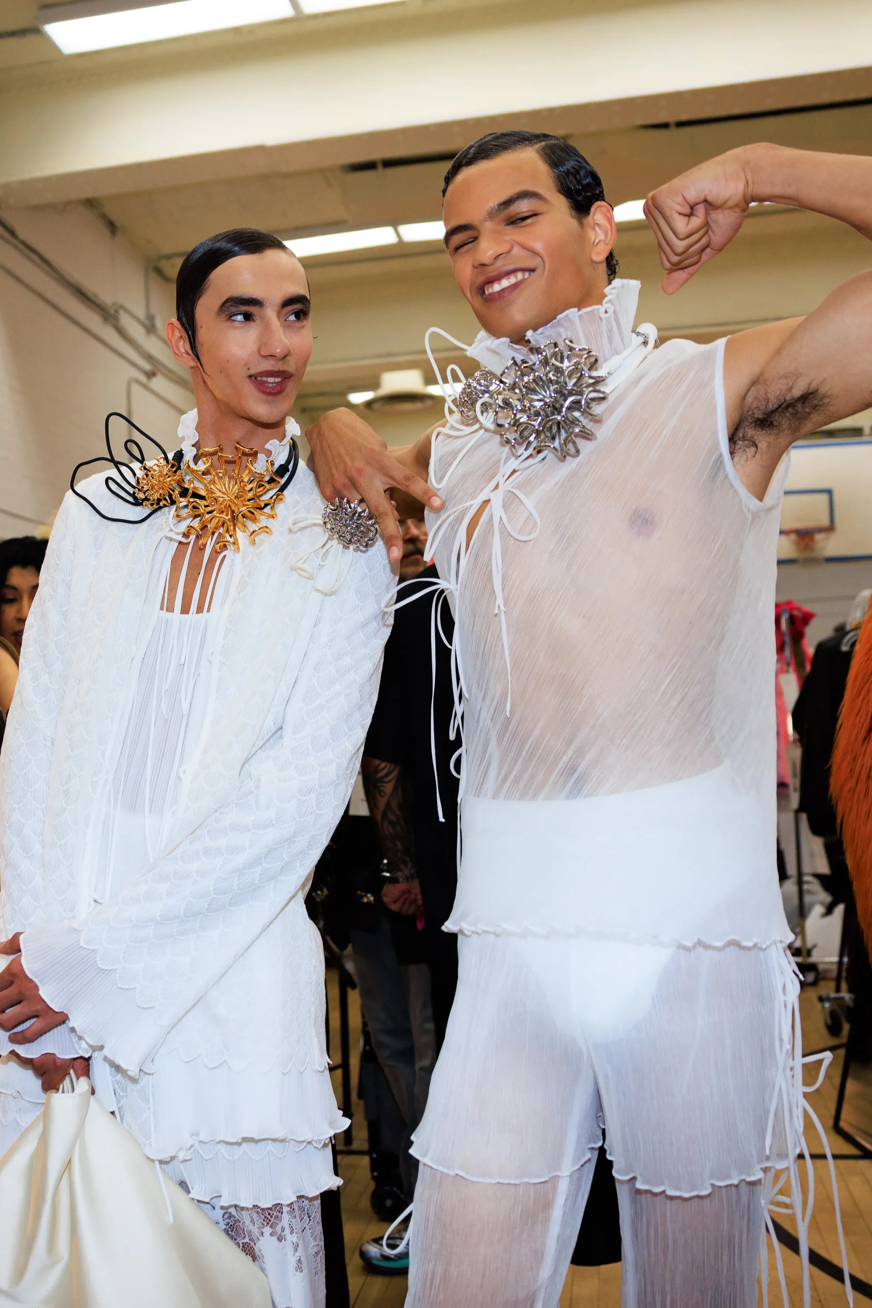 Εβδομάδα Μόδας Νέας Υόρκης SS25: Οι κορυφαίες backstage στιγμές-48