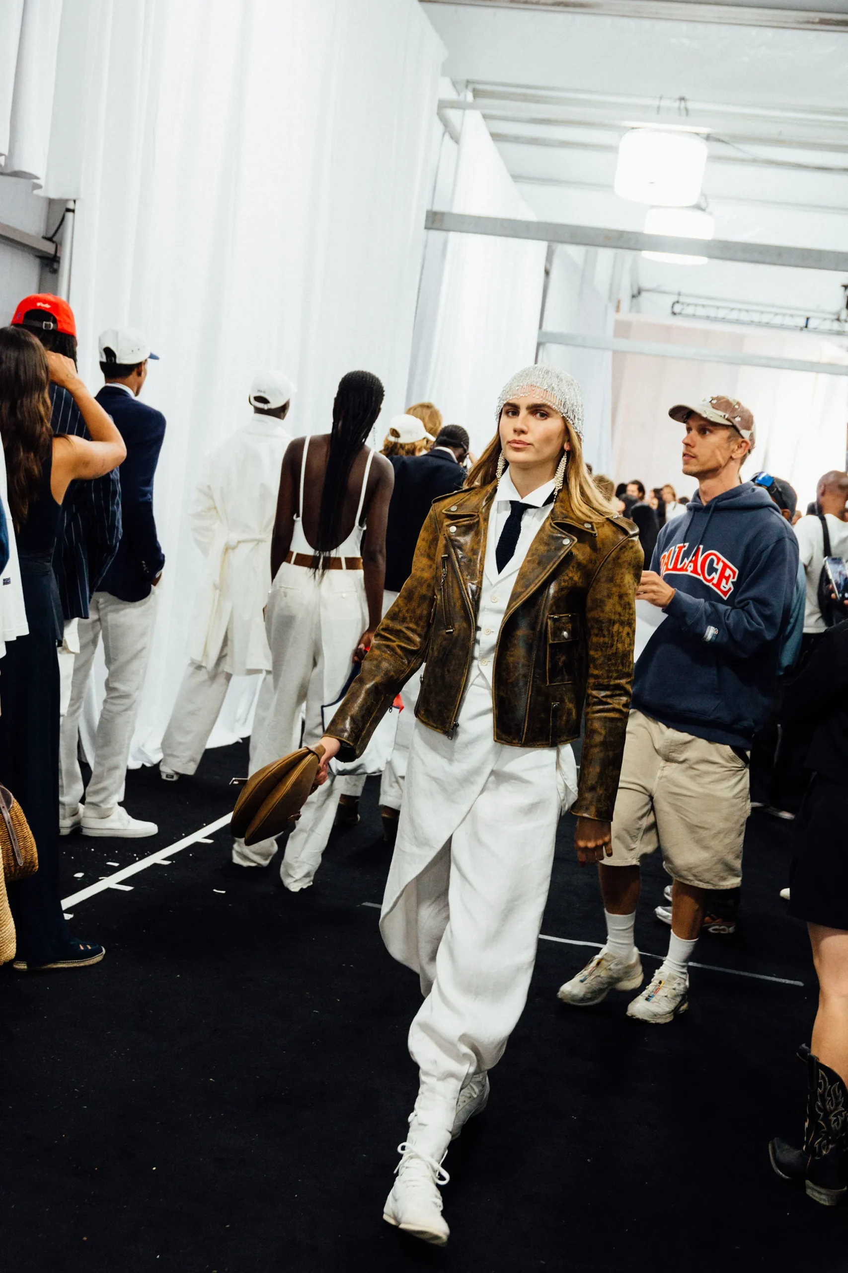 Εβδομάδα Μόδας Νέας Υόρκης SS25: Οι κορυφαίες backstage στιγμές-9