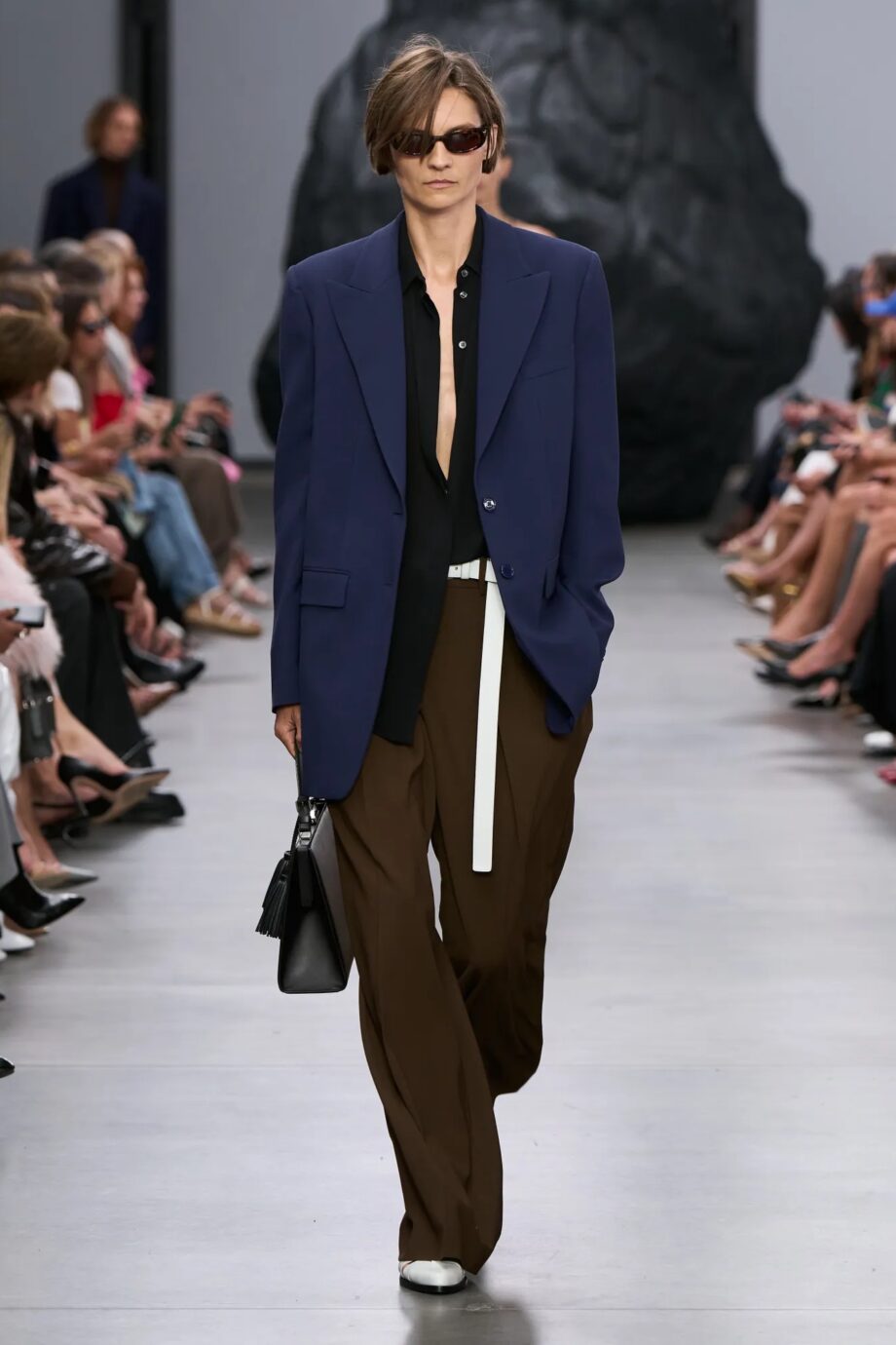 michael-kors-ss25-ναι-καφέ-και-μαύρο-μπορούν-να-συνδυ-330284