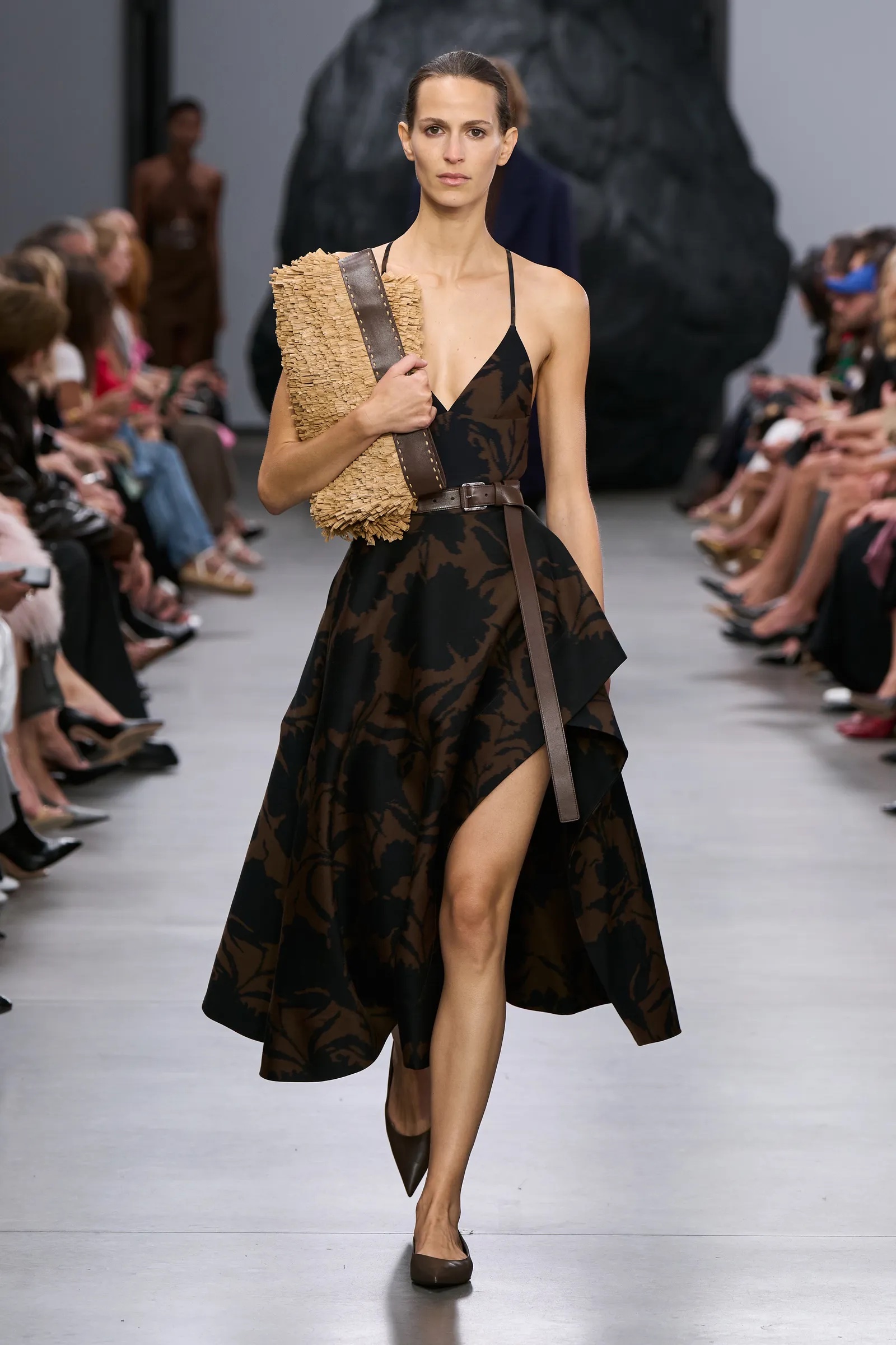 Michael Kors SS25: Ναι, καφέ και μαύρο μπορούν να συνδυαστούν-1