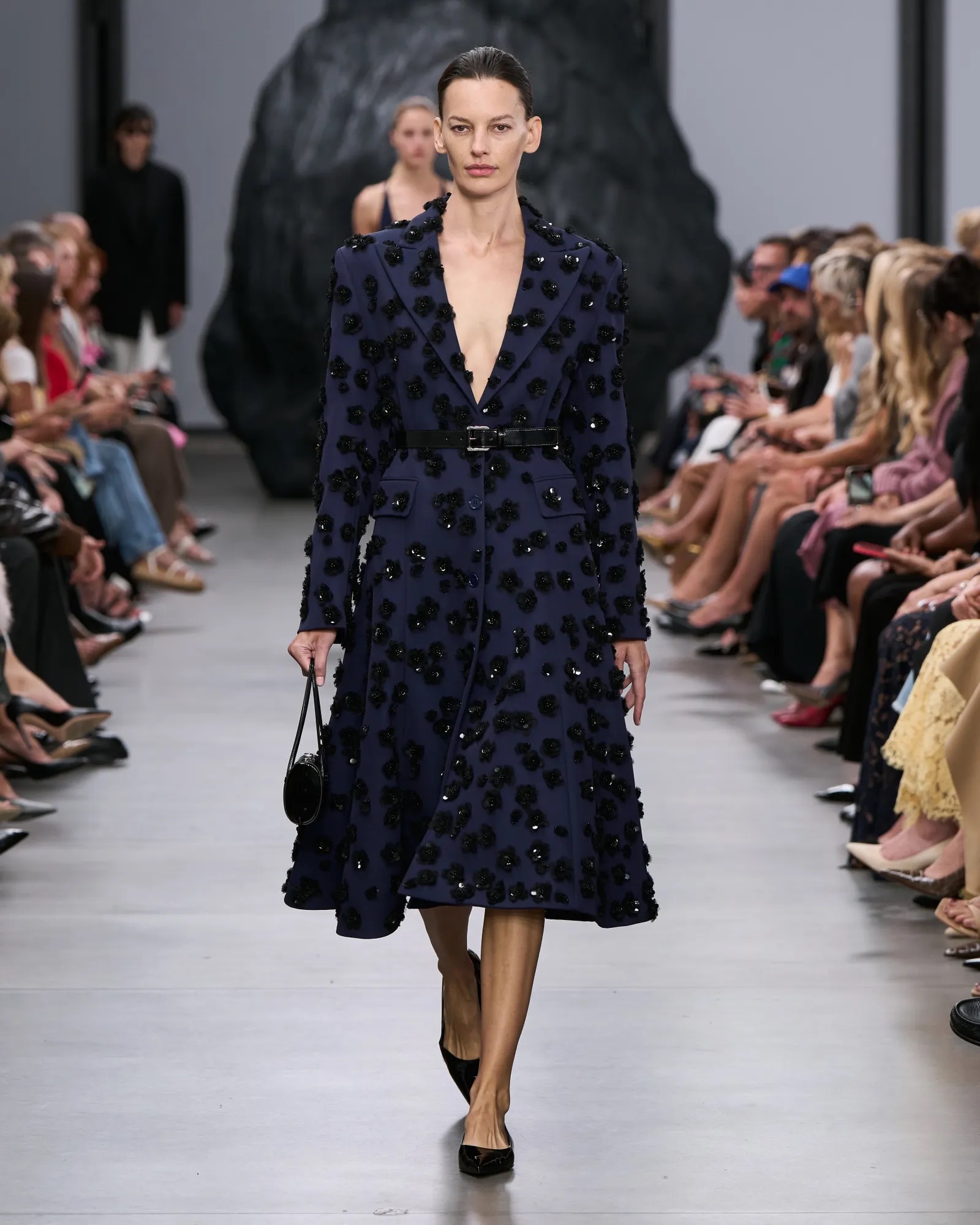Michael Kors SS25: Ναι, καφέ και μαύρο μπορούν να συνδυαστούν-2