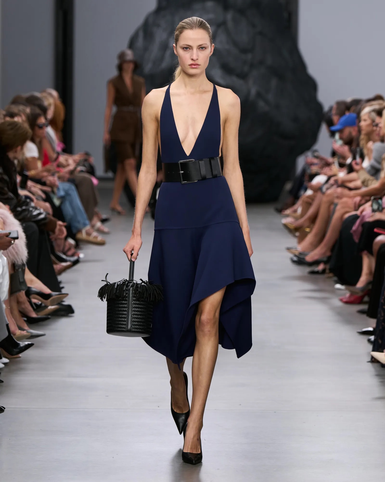 Michael Kors SS25: Ναι, καφέ και μαύρο μπορούν να συνδυαστούν-3