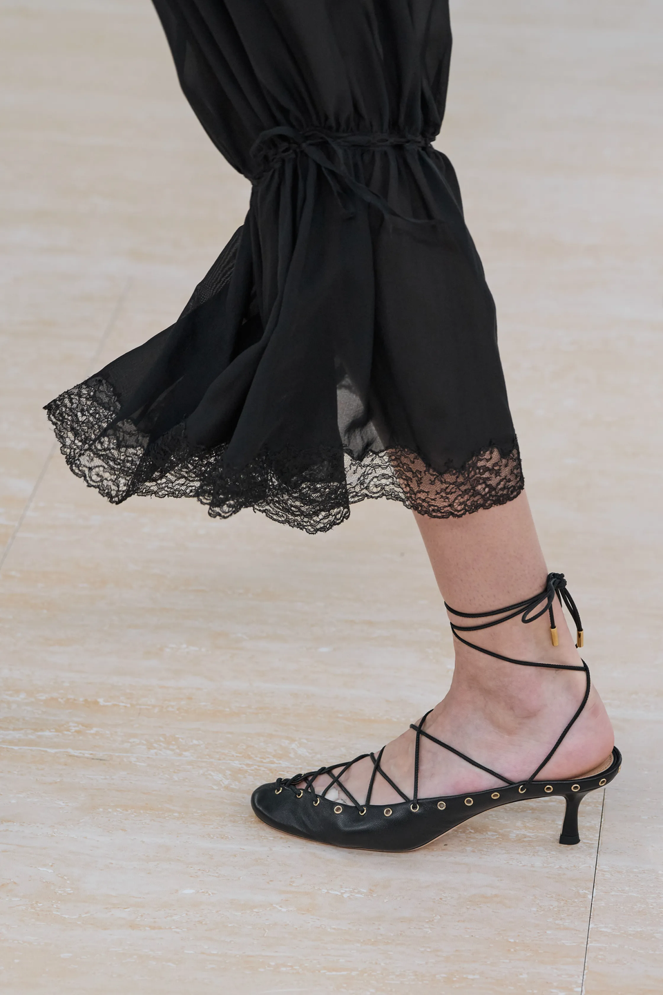 Corset shoes: Θα είναι τα παπούτσια του 2025;-3