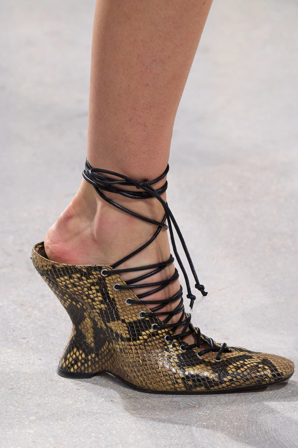 Corset shoes: Θα είναι τα παπούτσια του 2025;-2