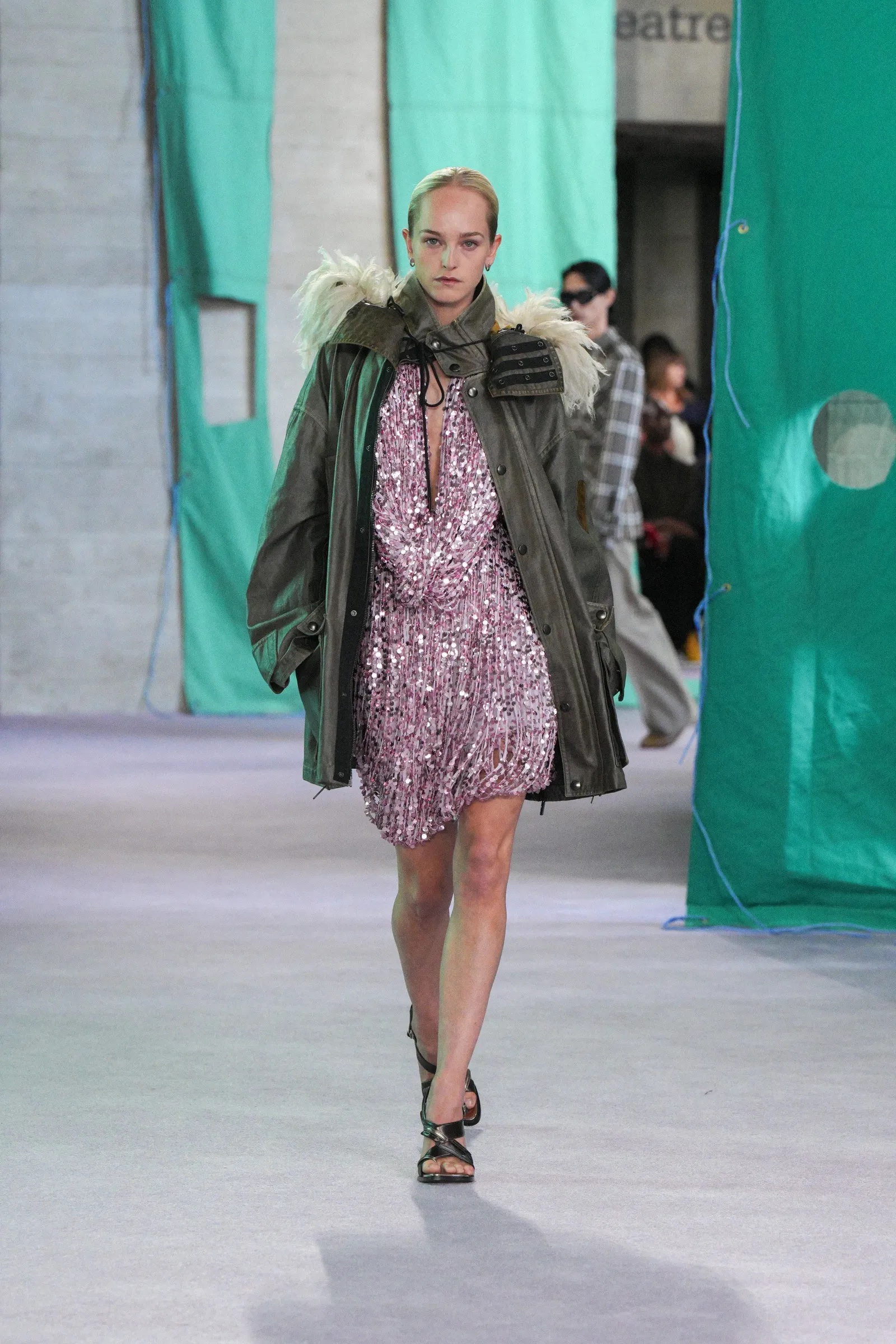 Burberry SS25: Το updated βρετανικό στιλ μέσα από τα μάτια του Daniel Lee-4