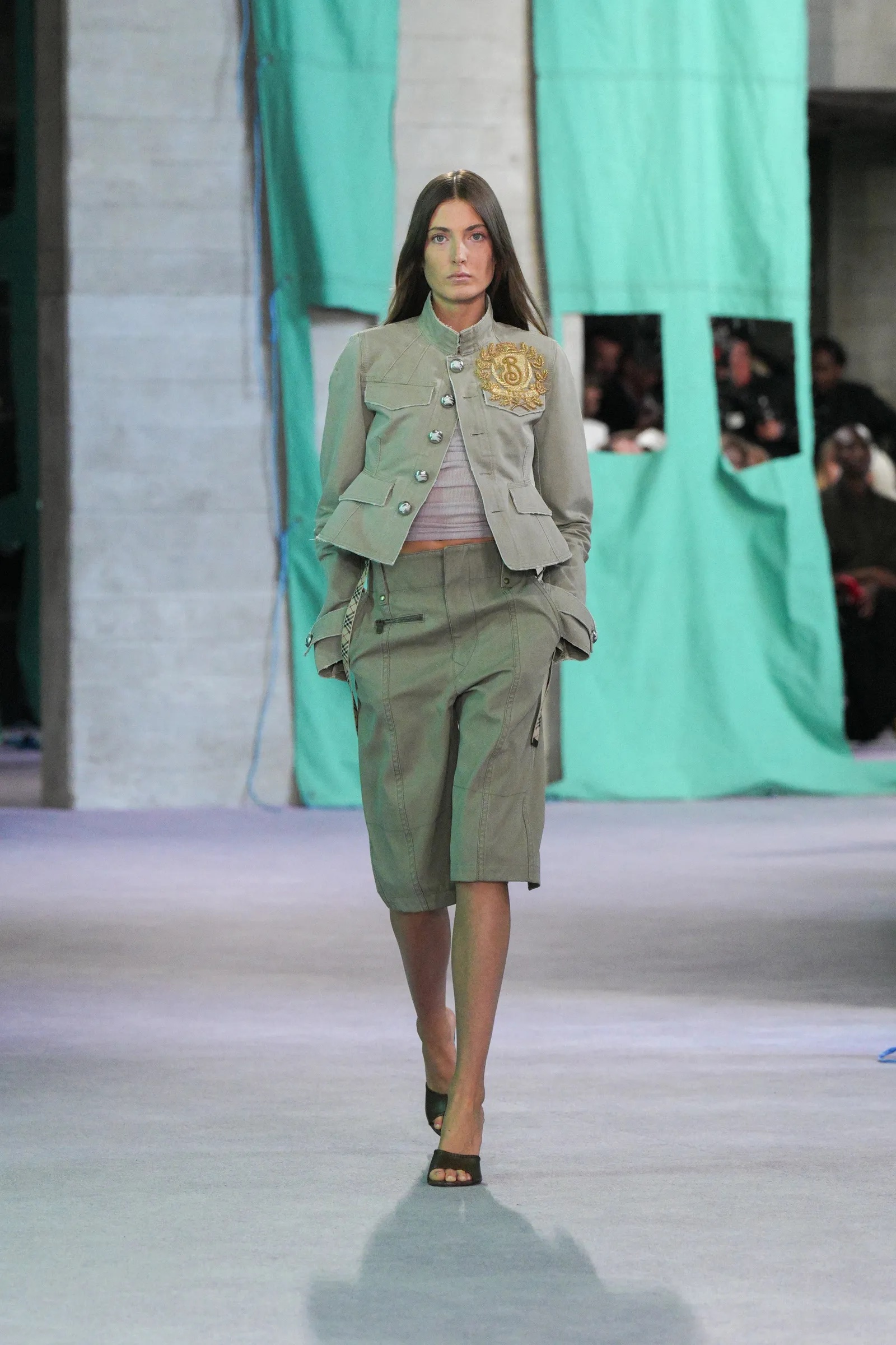 Burberry SS25: Το updated βρετανικό στιλ μέσα από τα μάτια του Daniel Lee-5
