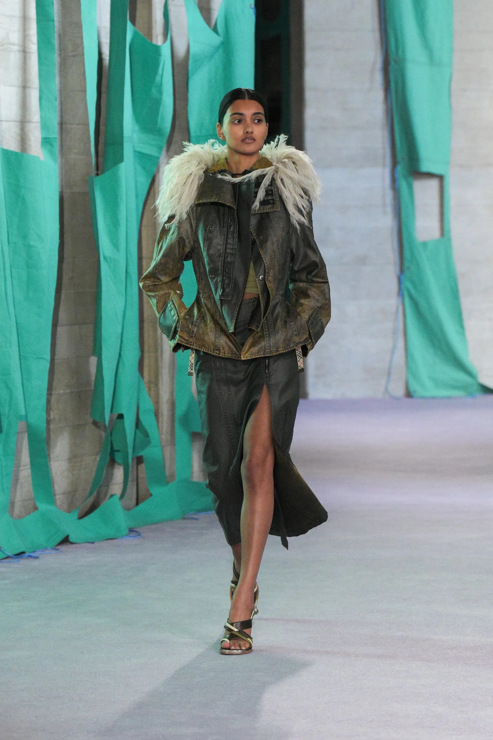 Burberry SS25: Το updated βρετανικό στιλ μέσα από τα μάτια του Daniel Lee-3