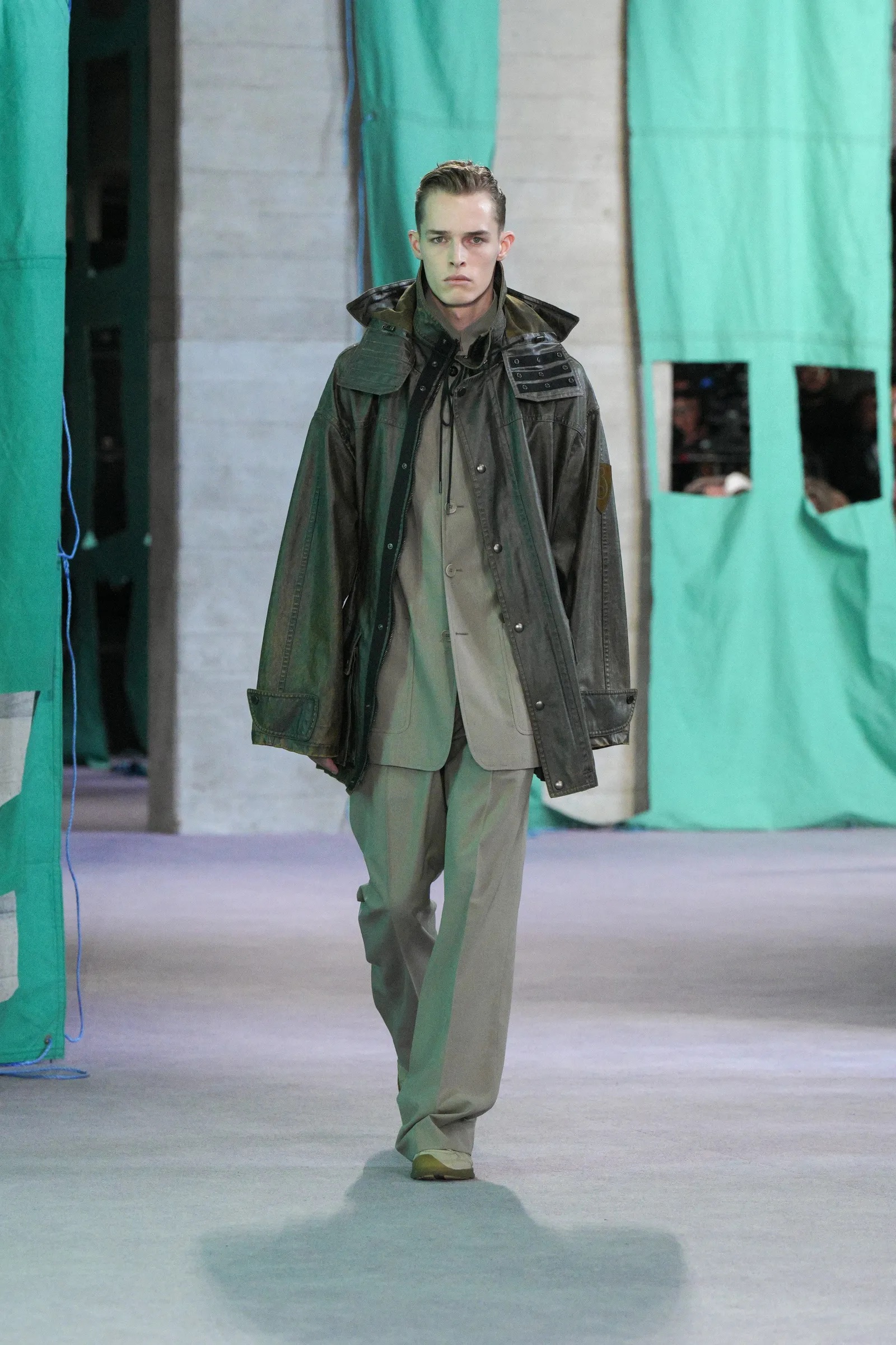 Burberry SS25: Το updated βρετανικό στιλ μέσα από τα μάτια του Daniel Lee-1