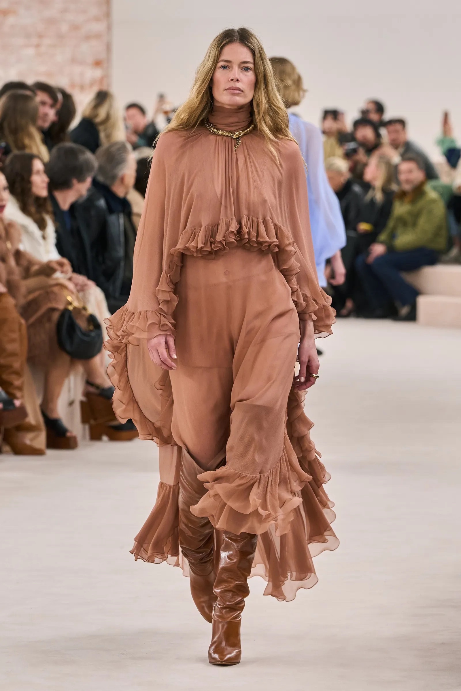 Boho dress & μπότες: Ο hippy chic συνδυασμός που βλέπουμε παντού-4