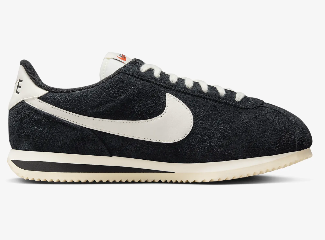 Τα 5 μαύρα sneakers που αυτή τη στιγμή βλέπουμε παντού-4