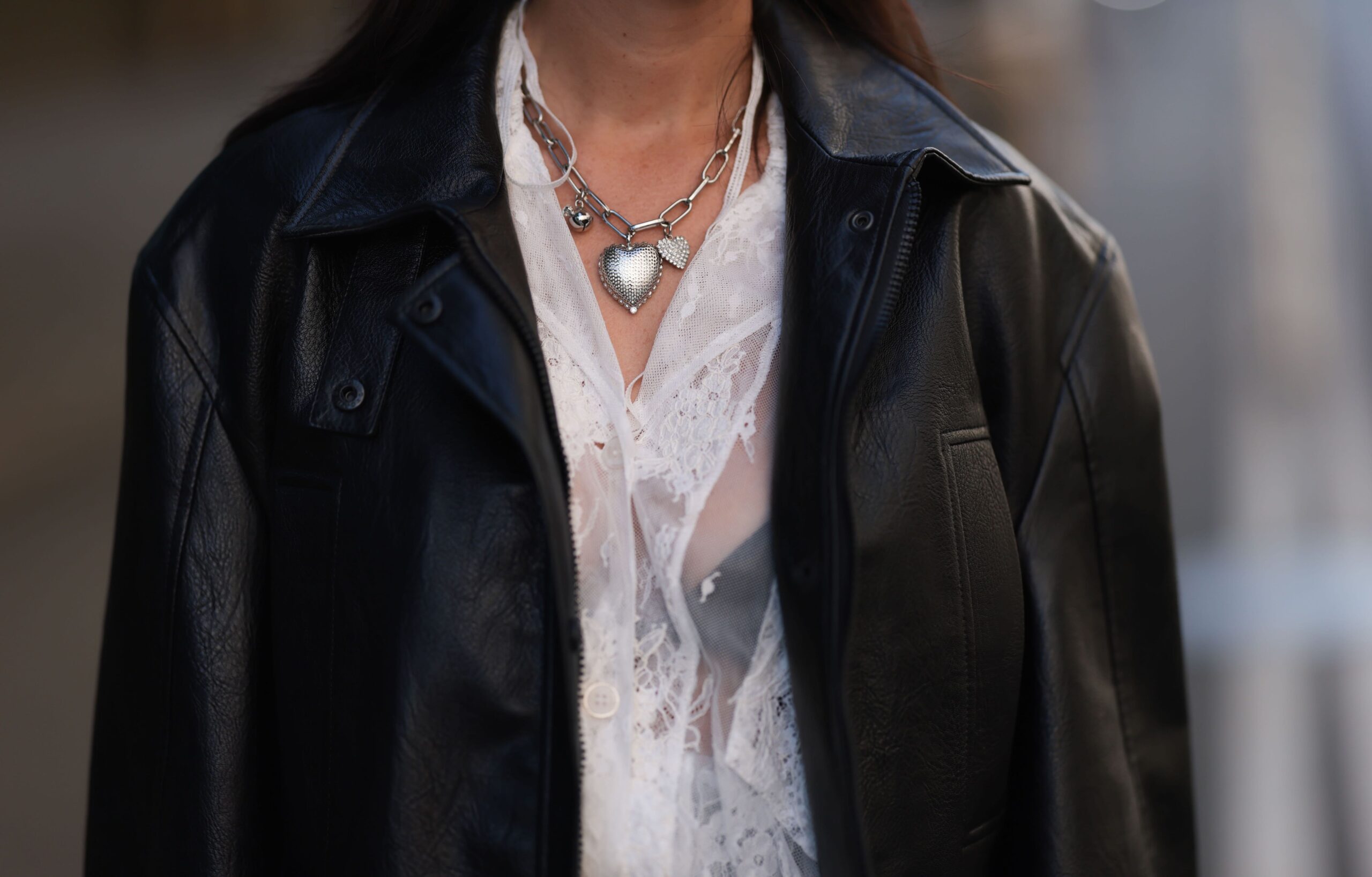 Heart charm: Aυτό είναι το it κολιέ του street style για boho εμφανίσεις-3