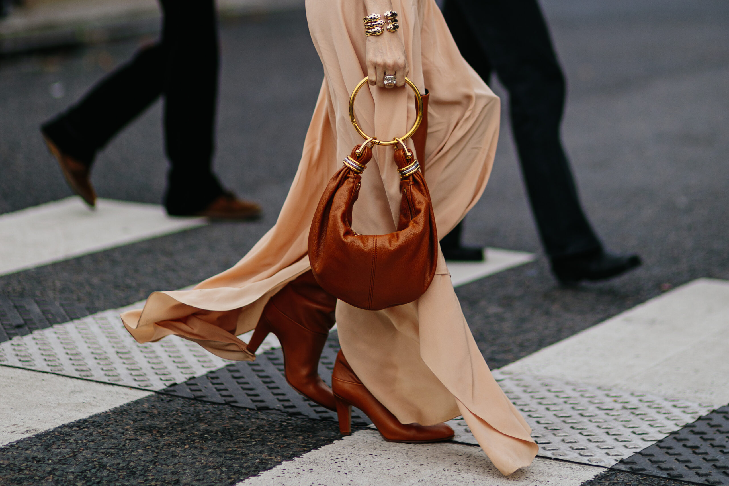 Τα bag trends της σεζόν μέσα από το street style του Παρισιού-2