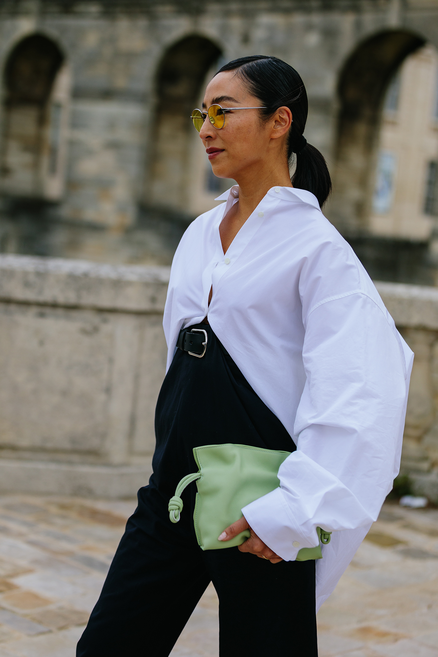 Λευκό πουκάμισο: Το street style του Παρισιού μάς δείχνει πώς θα το συνδυάσουμε το χειμώνα-7