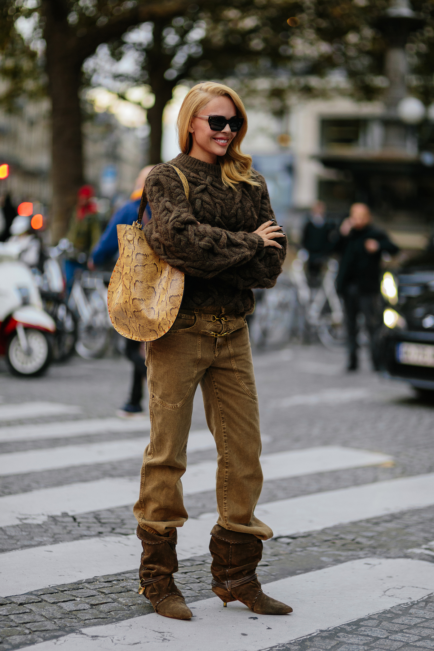 Τα bag trends της σεζόν μέσα από το street style του Παρισιού-4