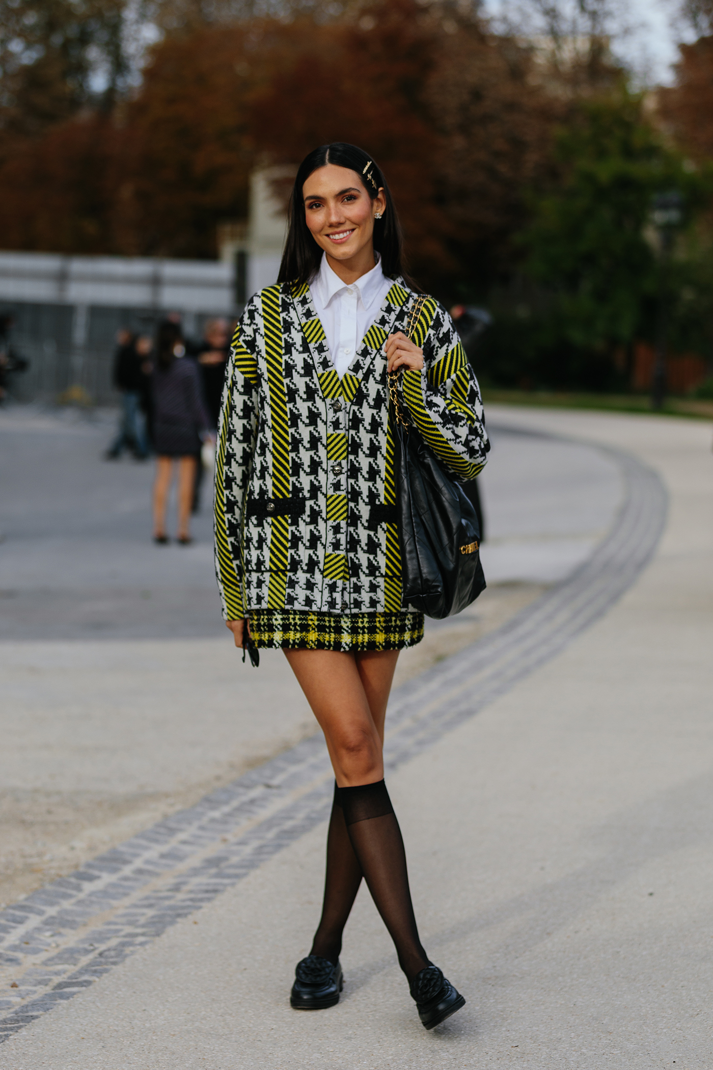 Λευκό πουκάμισο: Το street style του Παρισιού μάς δείχνει πώς θα το συνδυάσουμε το χειμώνα-4