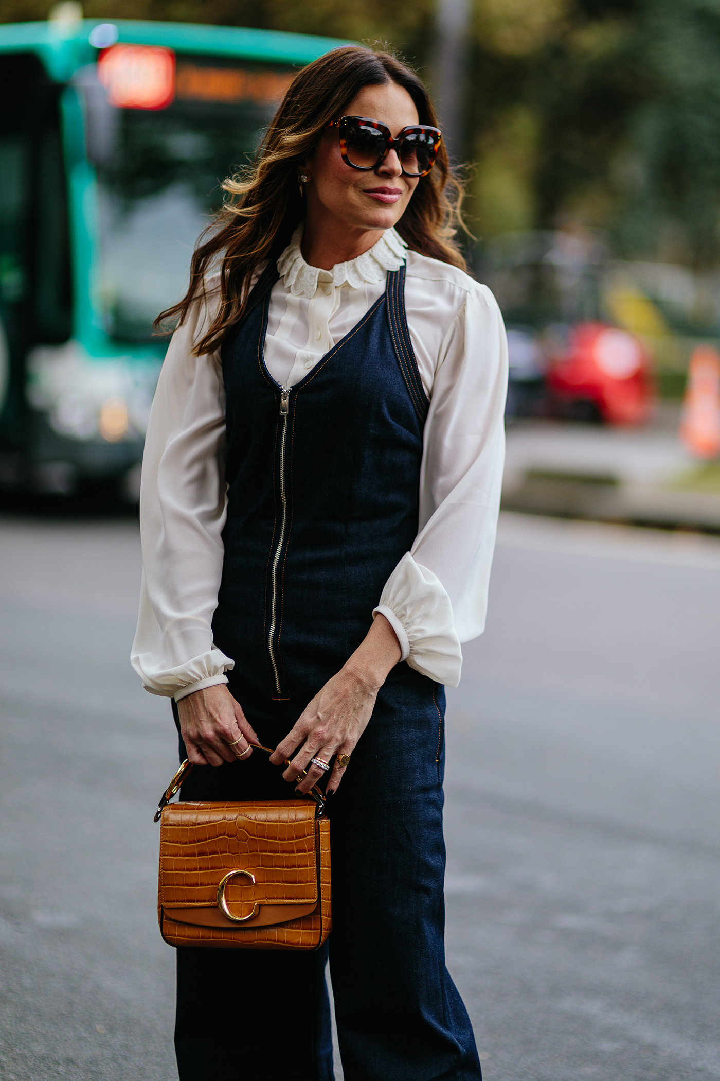 Λευκό πουκάμισο: Το street style του Παρισιού μάς δείχνει πώς θα το συνδυάσουμε το χειμώνα-8