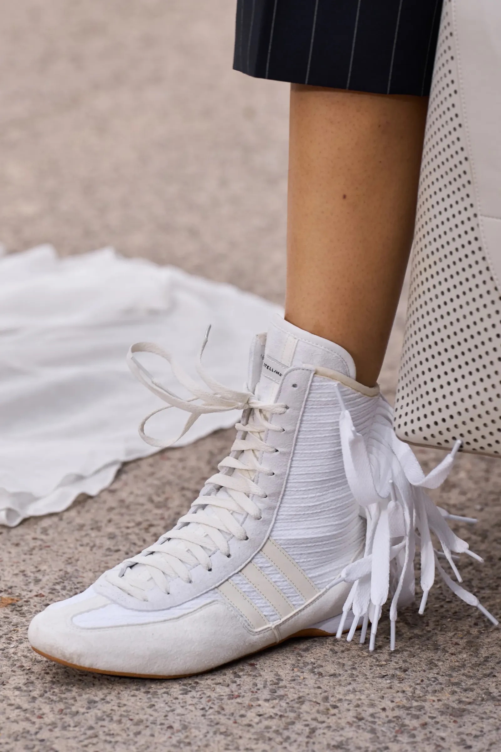 Sneakers ή μπότες: Το νέο shoe trend συνδυάζει και τα δύο-2