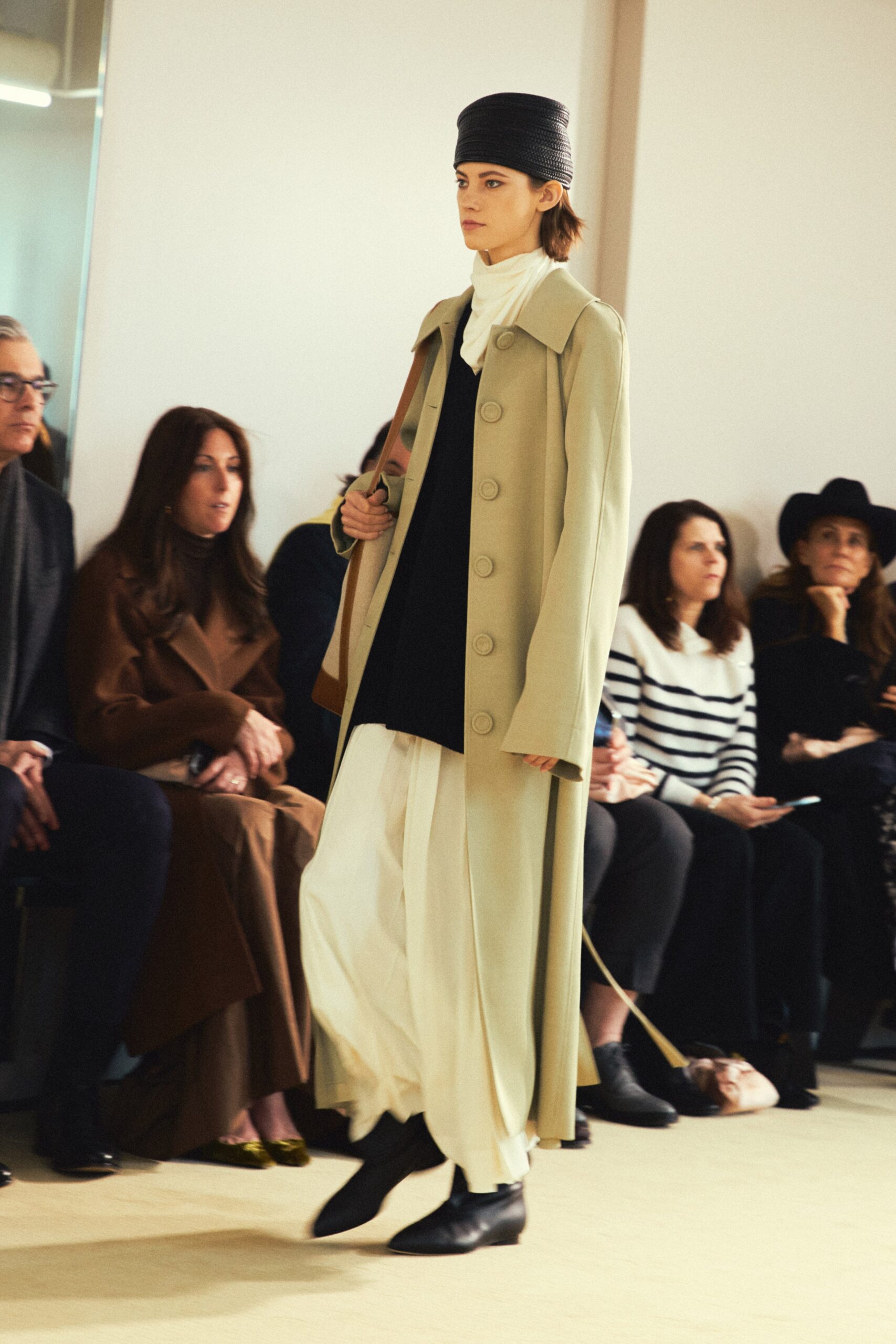 Τα 3 παντελόνια που κάθε fashion editor έχει στην γκαρνταρόμπα της αυτό το χειμώνα-1