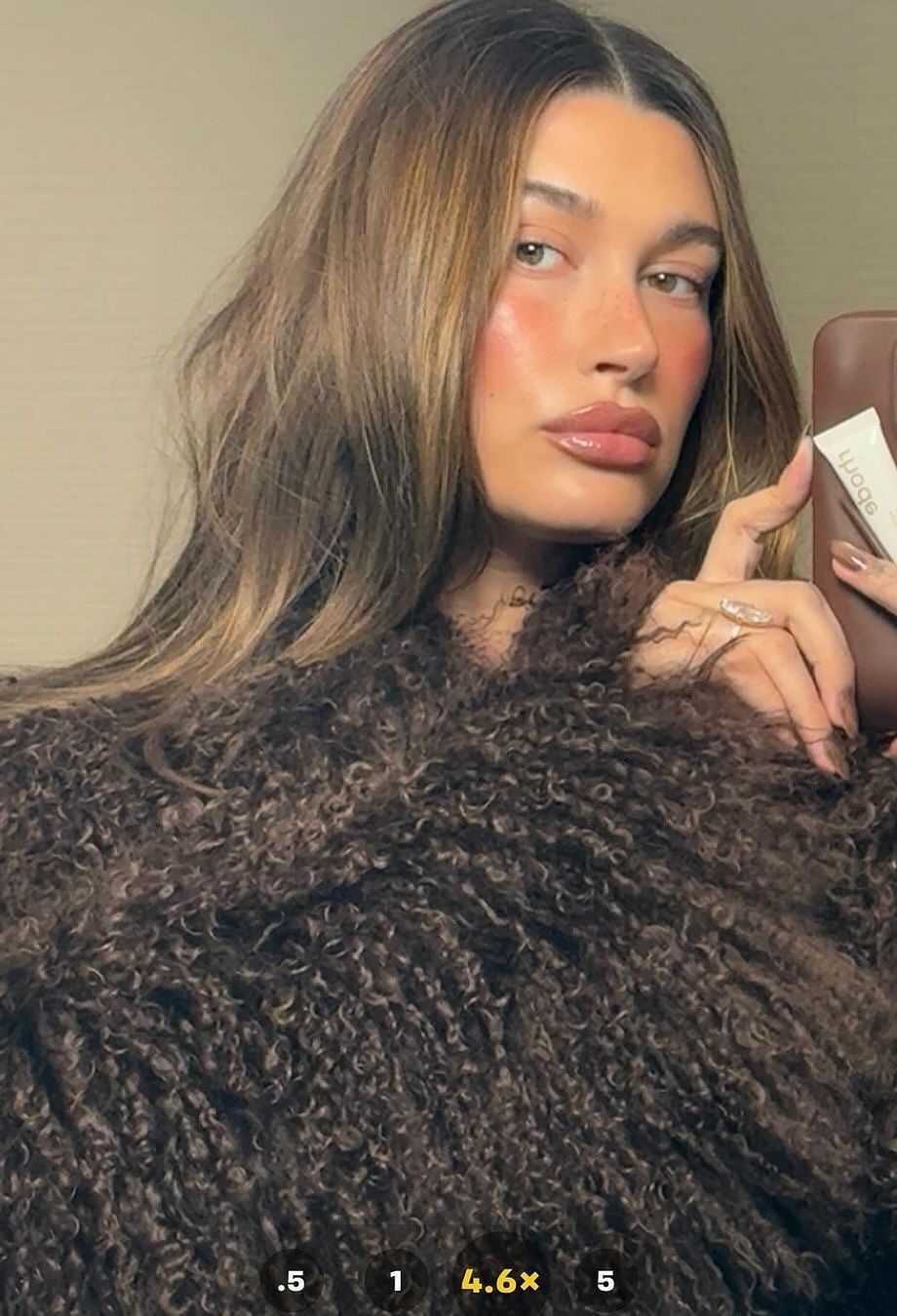 cinnamon-donut-nails-h-hailey-bieber-μόλις-υιοθέτησε-τη-νέα-τάση-339813