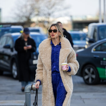 βελούδινο-παντελόνι-και-sneakers-4-συνδυασμο-338829