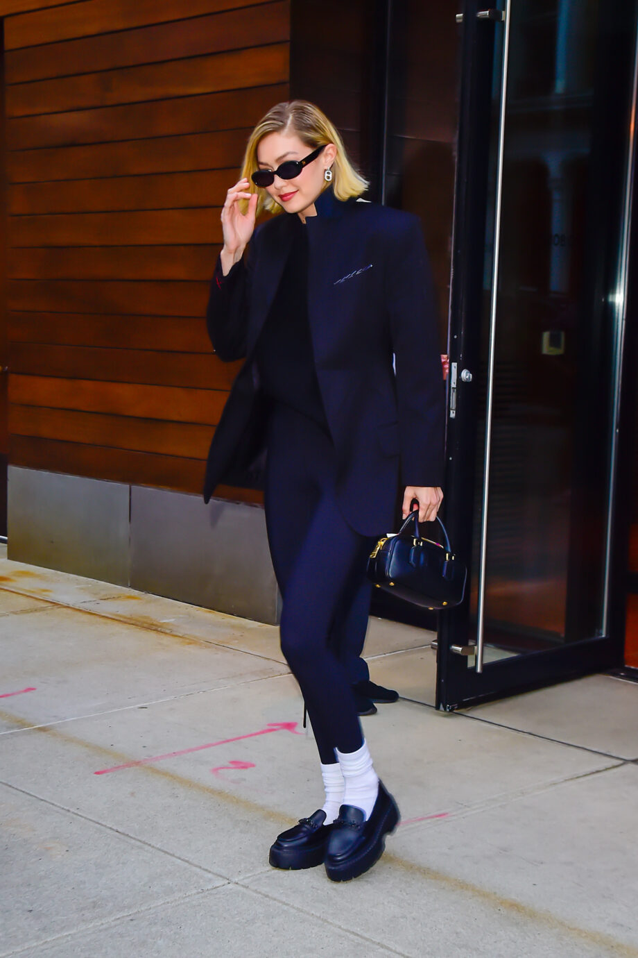 leggings-και-loafers-4-looks-για-να-αντιγράψετε-τον-must-try-συνδ-337938