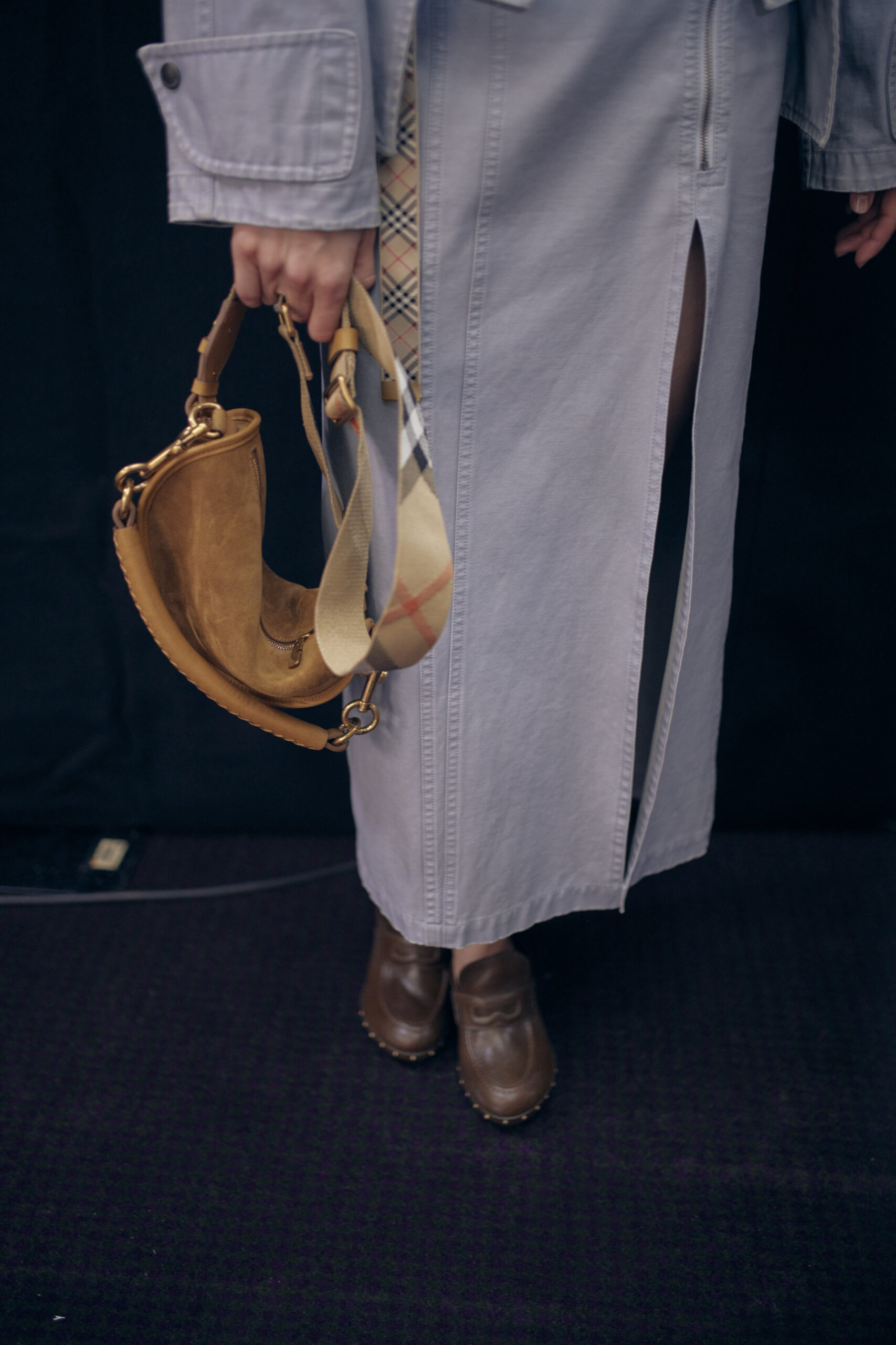 Fanny pack: Η τσάντα μπανάνα επιστρέφει και πλέον την κρατάμε στον ώμο-1
