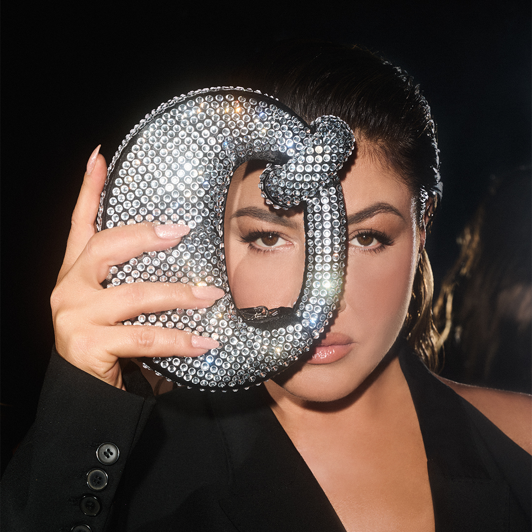 Dark Glamour & Star Power: Η Έλενα Παπαρίζου πρωταγωνιστεί στη νέα καμπάνια Haralas-2