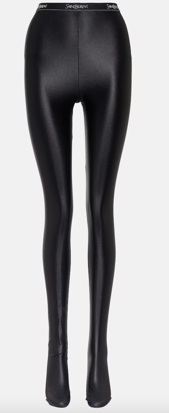 Leggings και loafers: 4 looks για να αντιγράψετε τον must-try συνδυασμό του χειμώνα-2