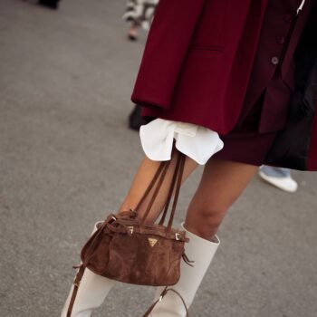 αυτές-είναι-οι-everyday-bags-που-κρατούν-τώρα-οι-vogue-edito-342395