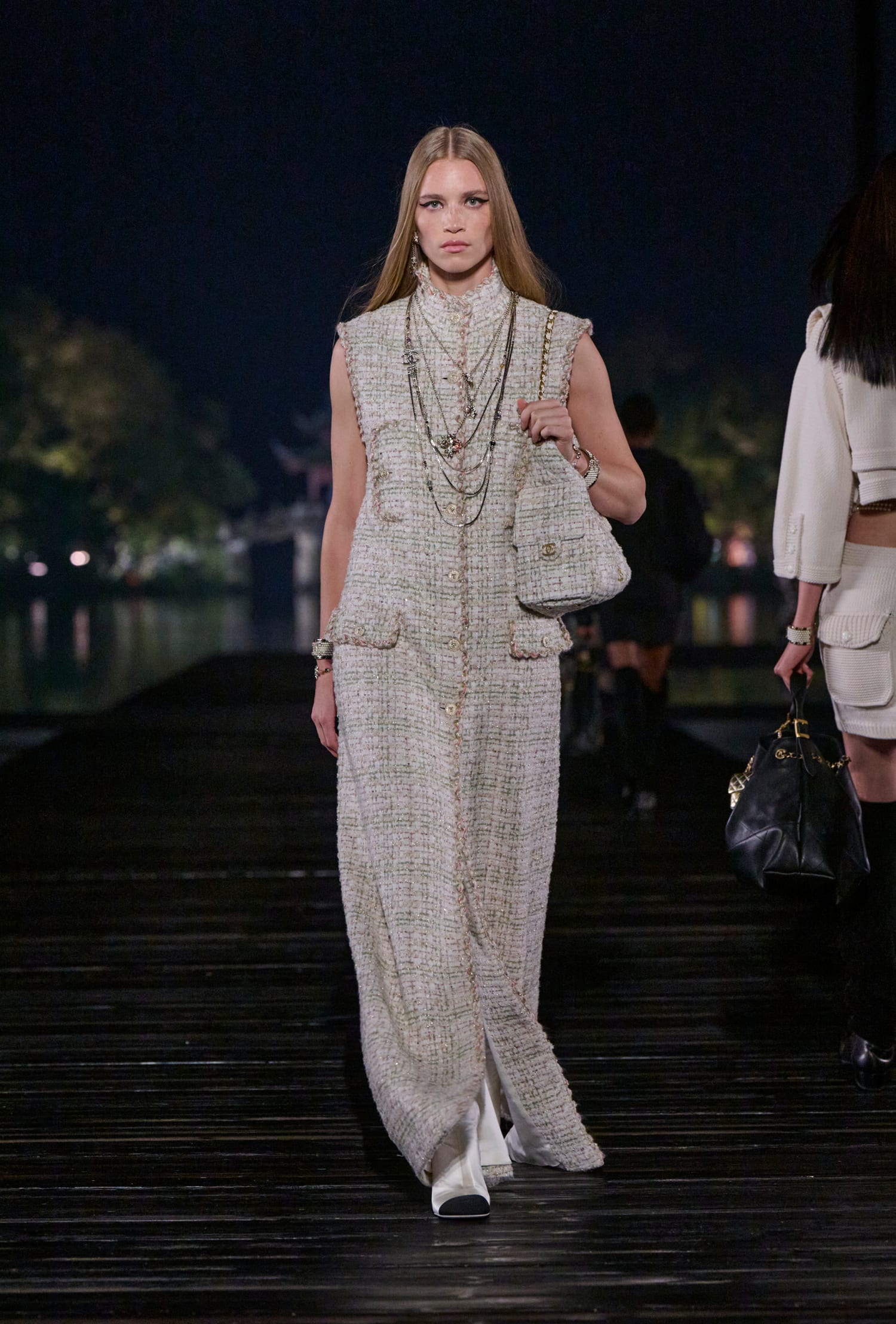 To Métiers d’art 2024/25 show του οίκου Chanel ταξίδεψε στην Hangzhou της Κίνας-3
