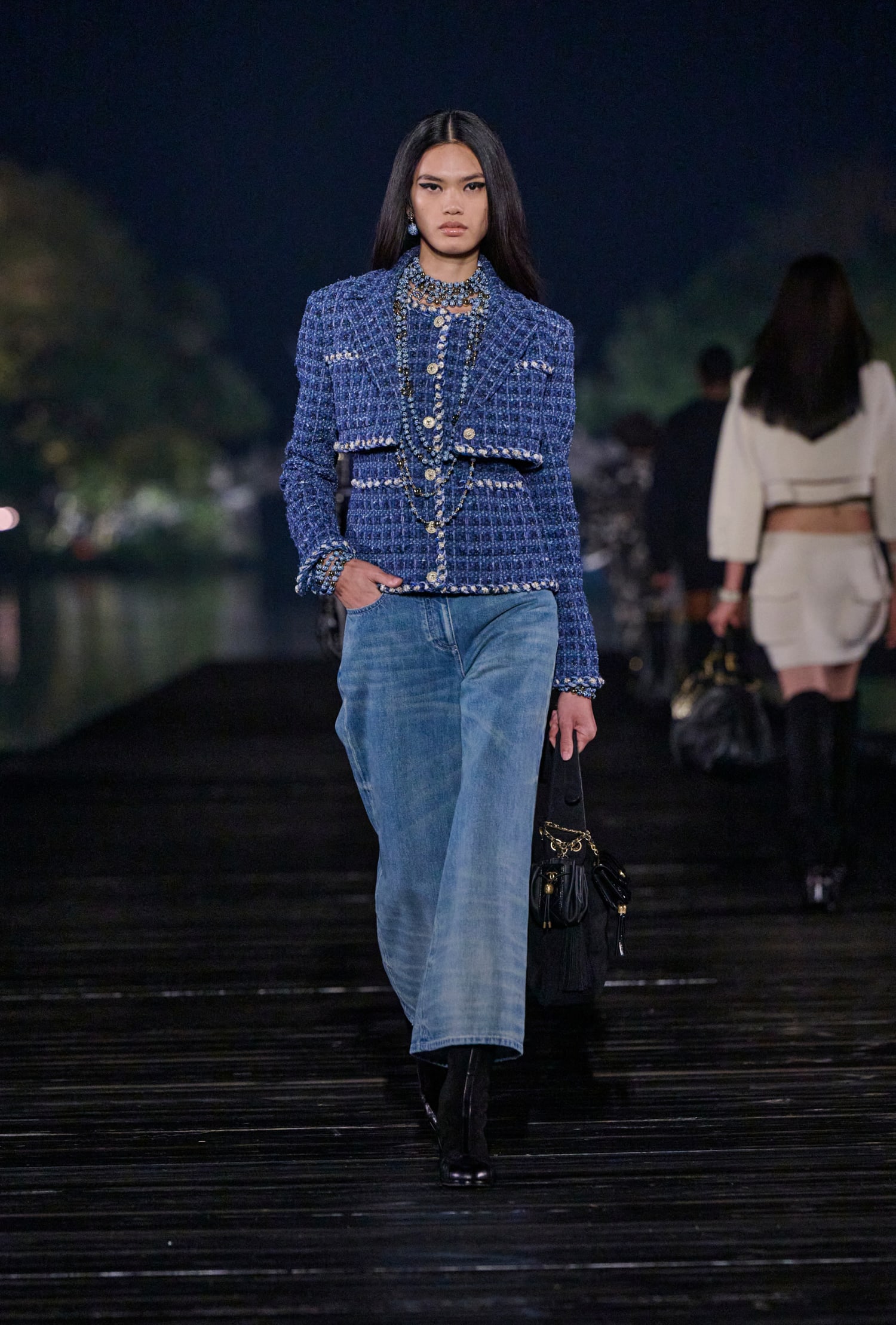 To Métiers d’art 2024/25 show του οίκου Chanel ταξίδεψε στην Hangzhou της Κίνας-4