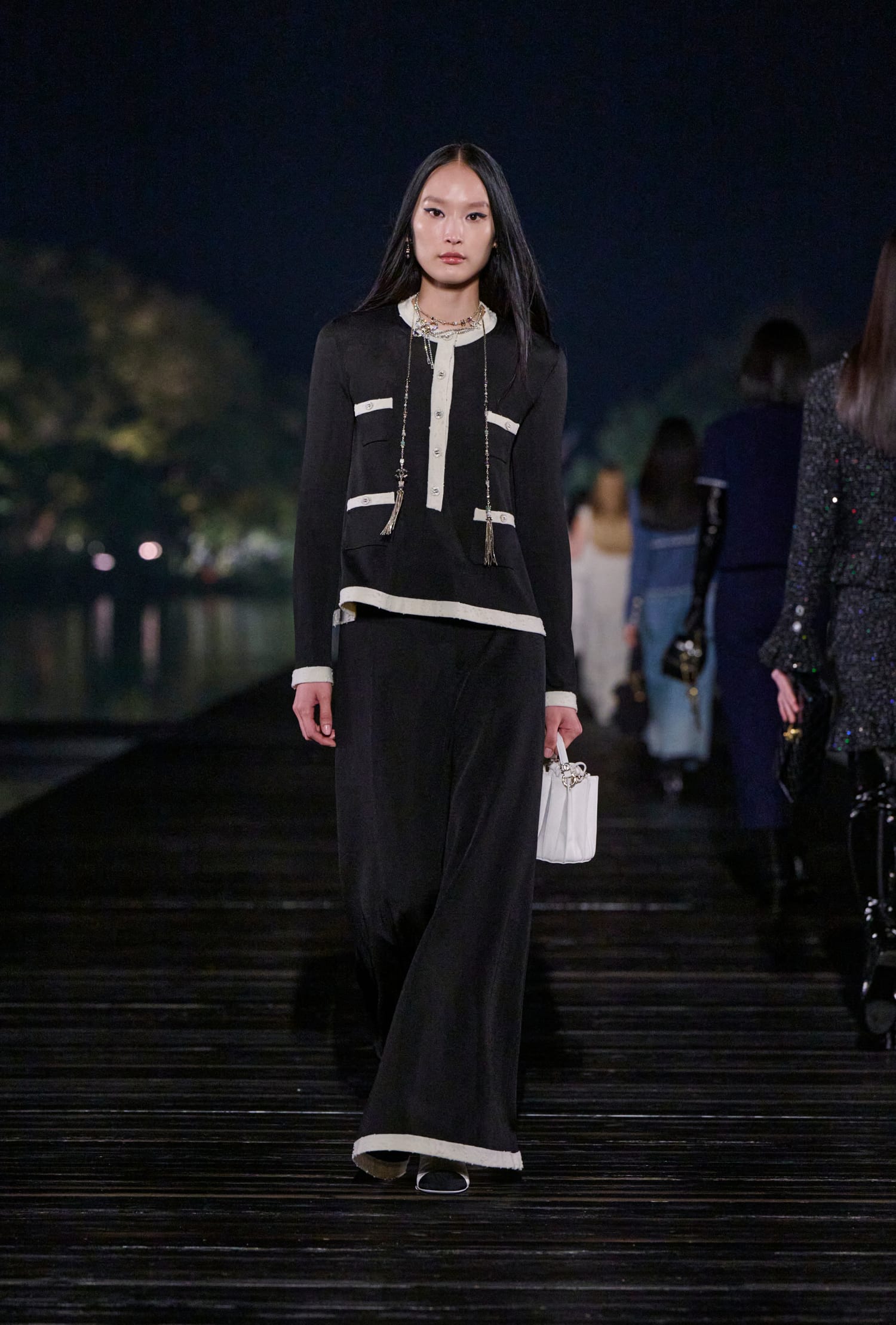 To Métiers d’art 2024/25 show του οίκου Chanel ταξίδεψε στην Hangzhou της Κίνας-9