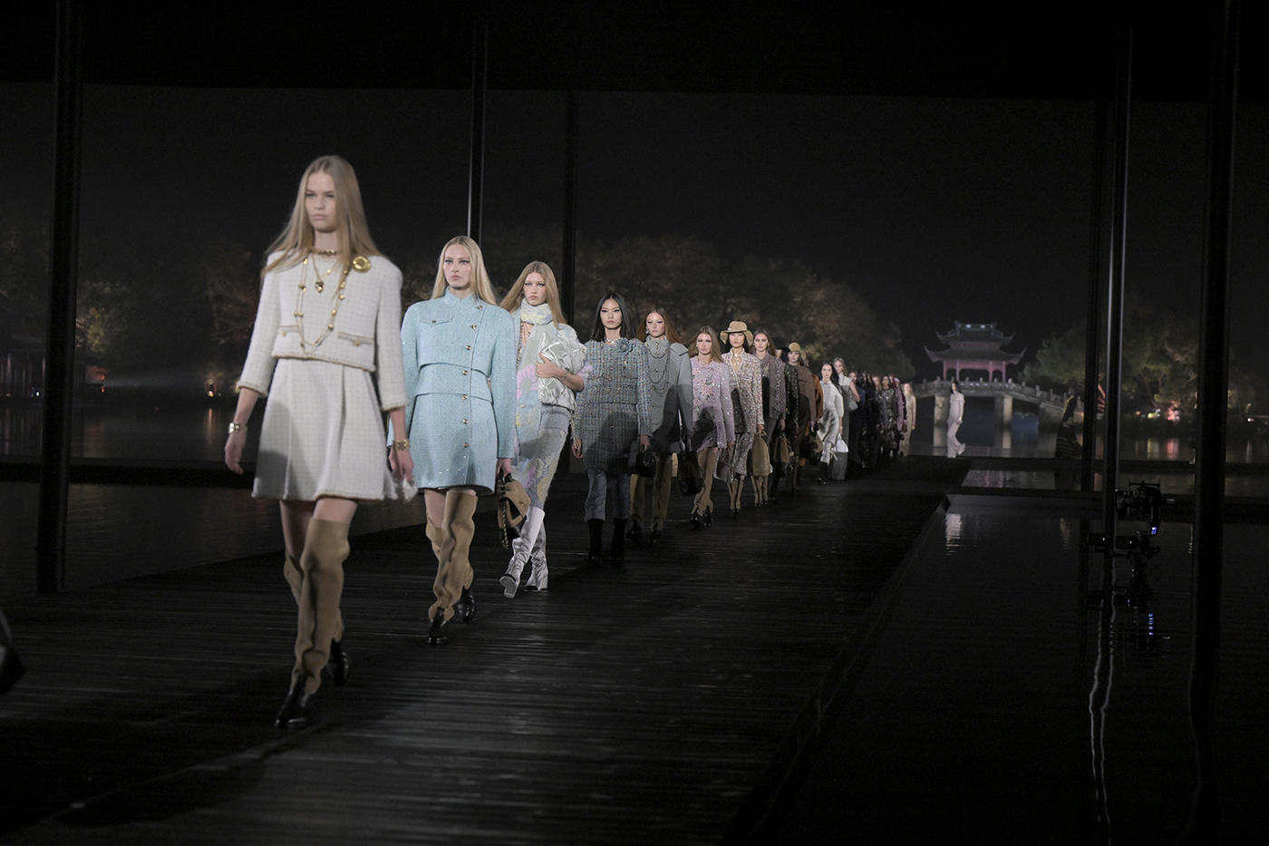 To Métiers d’art 2024/25 show του οίκου Chanel ταξίδεψε στην Hangzhou της Κίνας-2