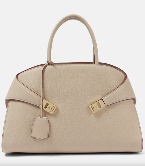 Belted bag: Η τσάντα που φορούν τα it girls τώρα-2
