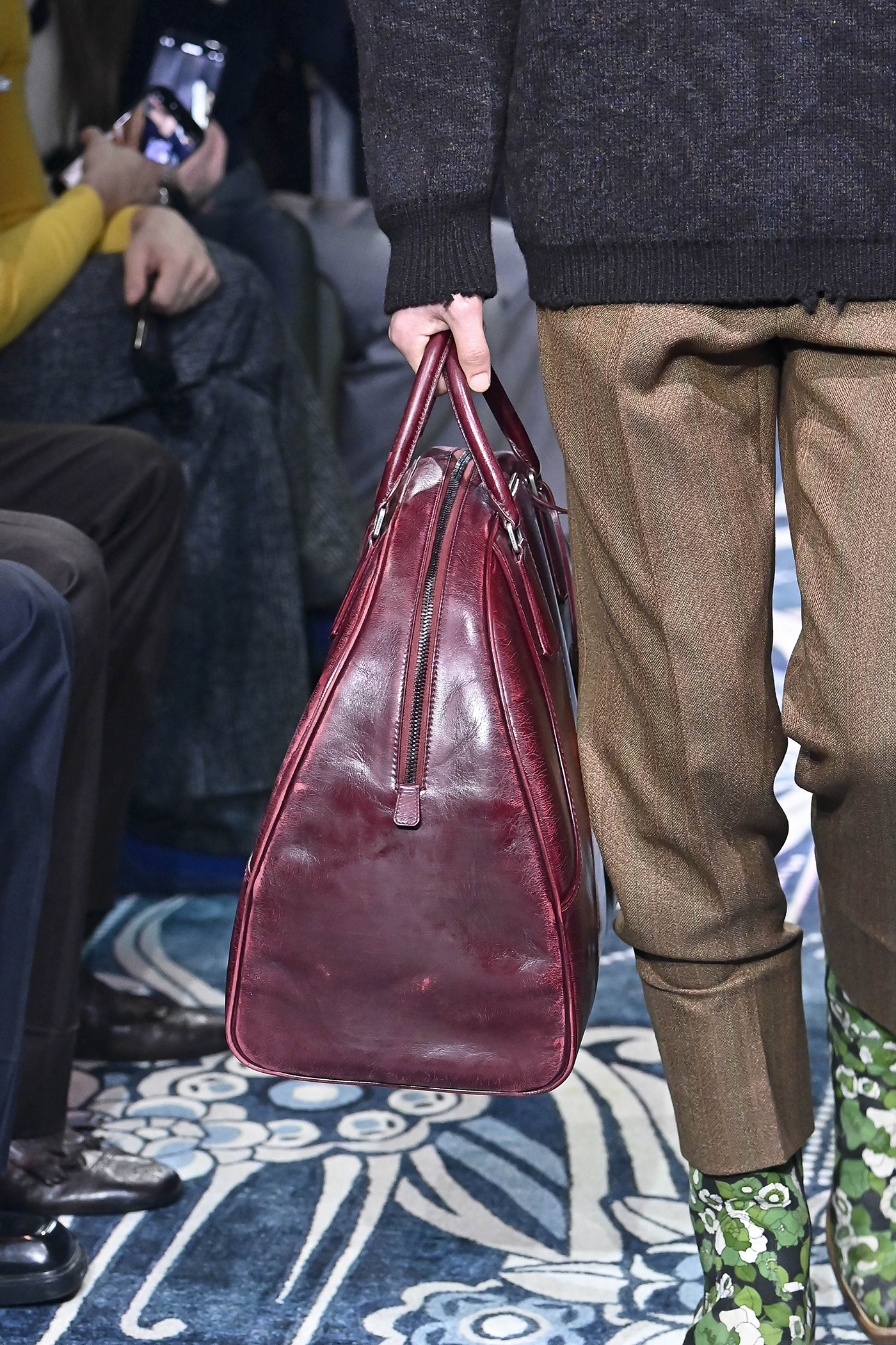 Γιατί η Prada Bowling Bag θεωρείται η καλύτερη επένδυση αυτή τη στιγμή;-1