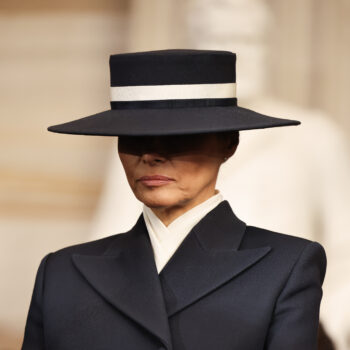 τι-σημαίνει-το-να-ντύνεις-την-melania-trump-το-2025-345351