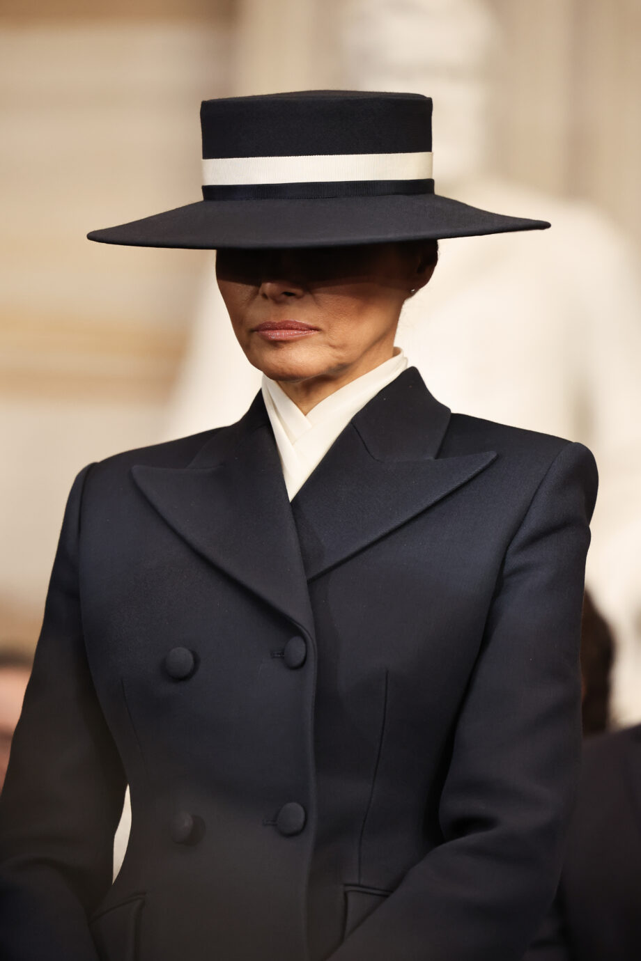τι-σημαίνει-το-να-ντύνεις-την-melania-trump-το-2025-345351