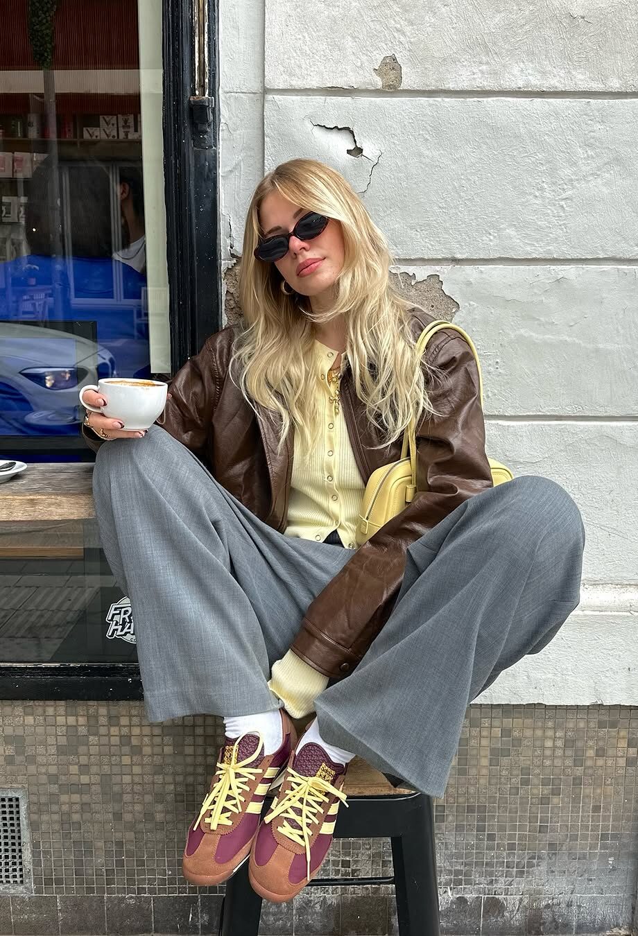 sneakers-και-υφασμάτινα-κομψά-παντελόνια-5-outfits-γ-345513