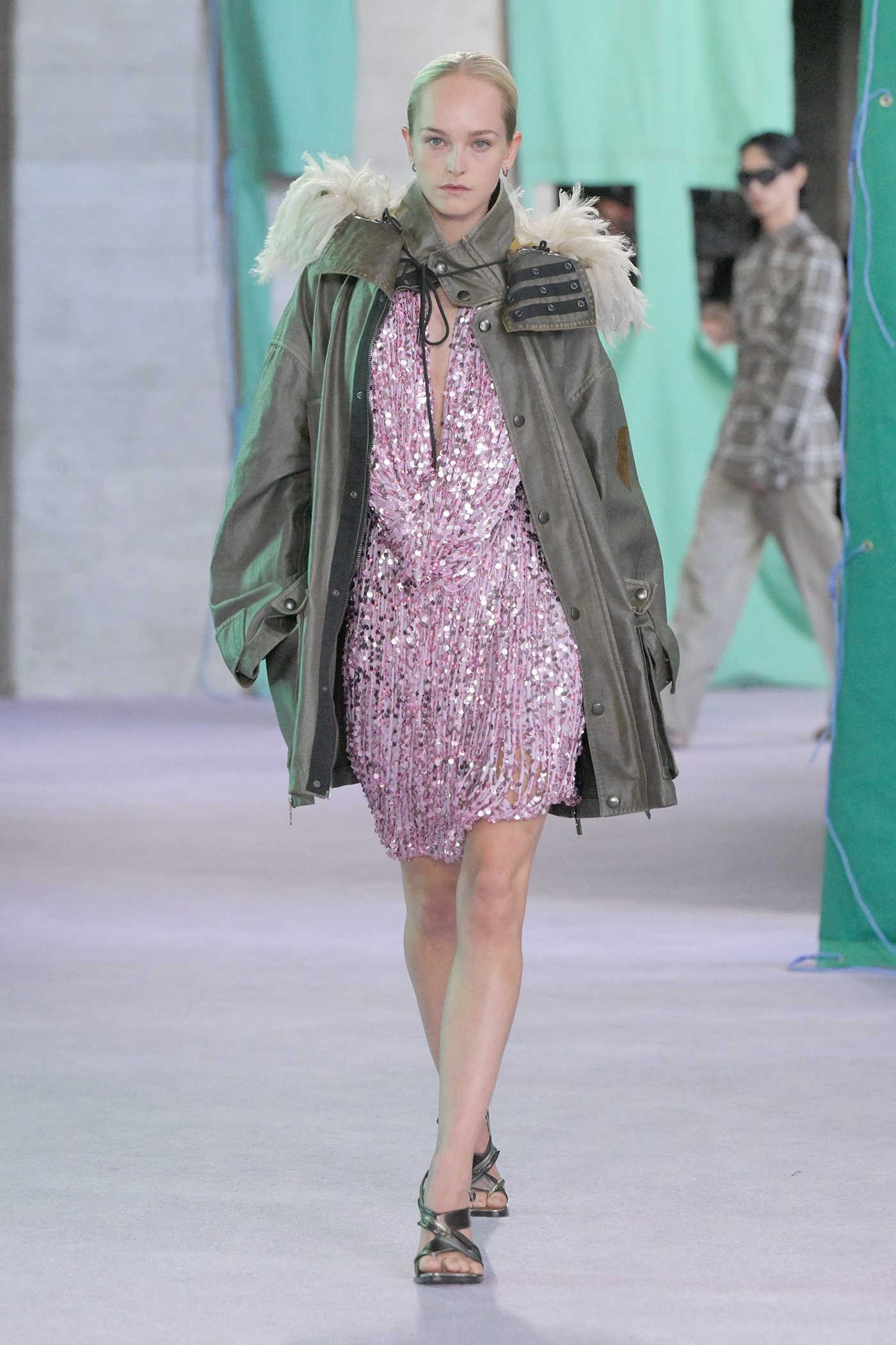 Wrong Coat Theory: Πώς το να φοράμε το λάθος πανωφόρι έγινε τάση;-2