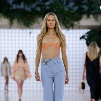flared-jeans-οι-4-συνδυασμοί-για-να-φορέσετε-το-πι-349197