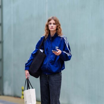 οι-fashion-insiders-δεν-φορούν-πια-samba-αλλά-αυτά-τα-sneakers-348401
