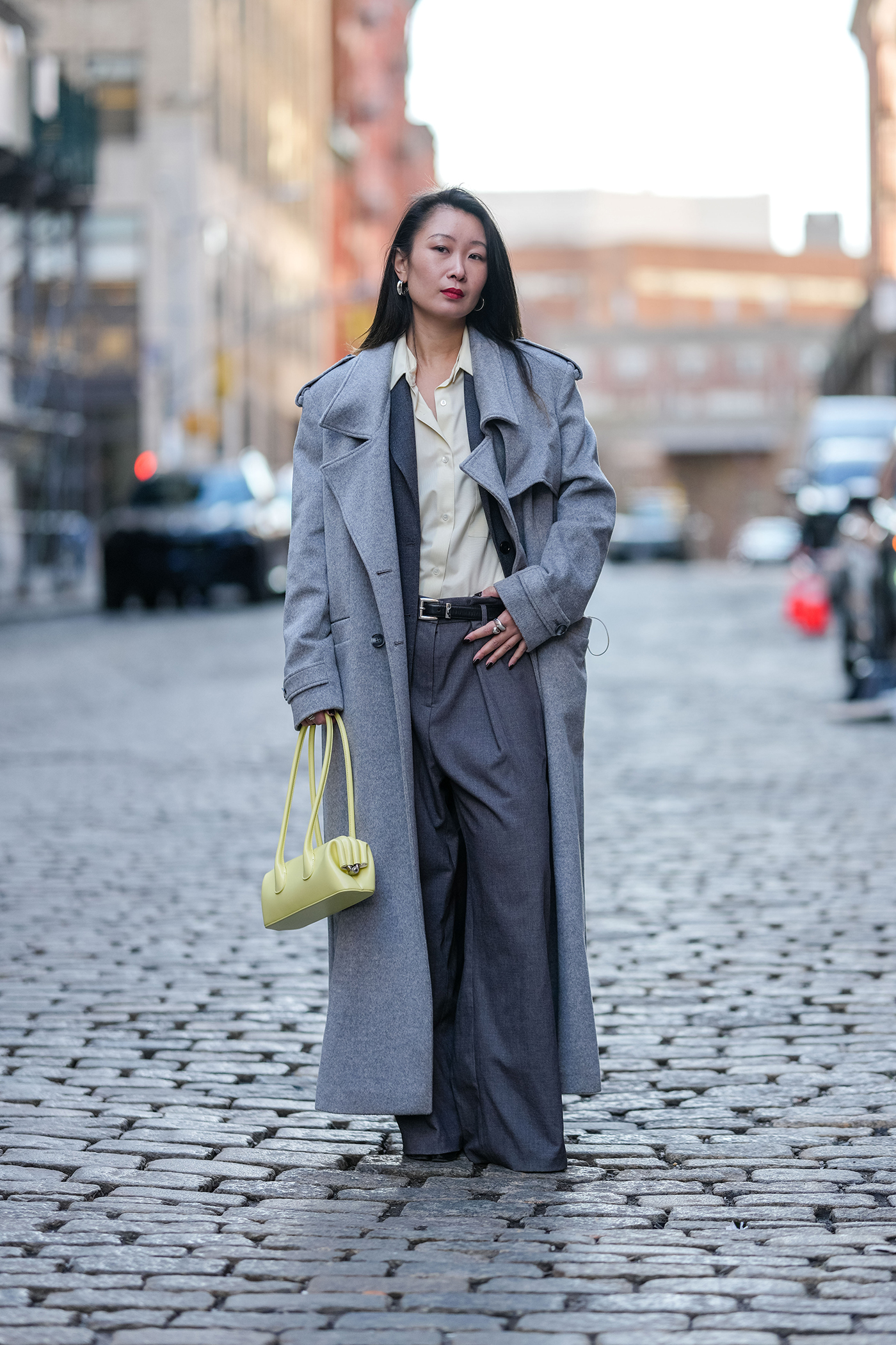 Γκρι παλτό: 5 fashionable ιδέες για να ανανεώσετε το στυλ του-4