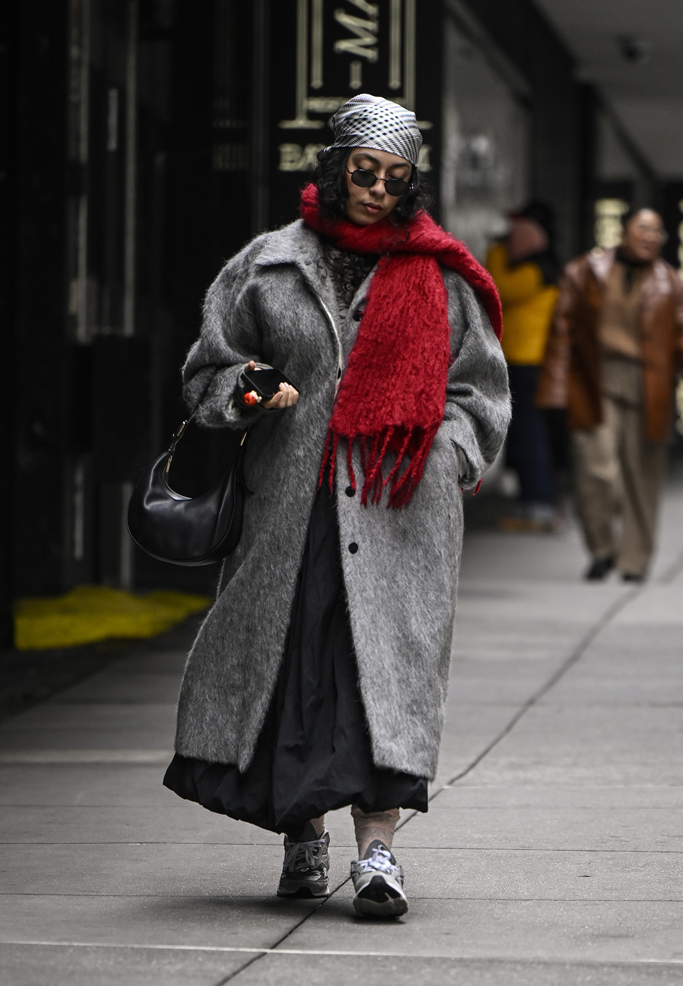 Γκρι παλτό: 5 fashionable ιδέες για να ανανεώσετε το στυλ του-2